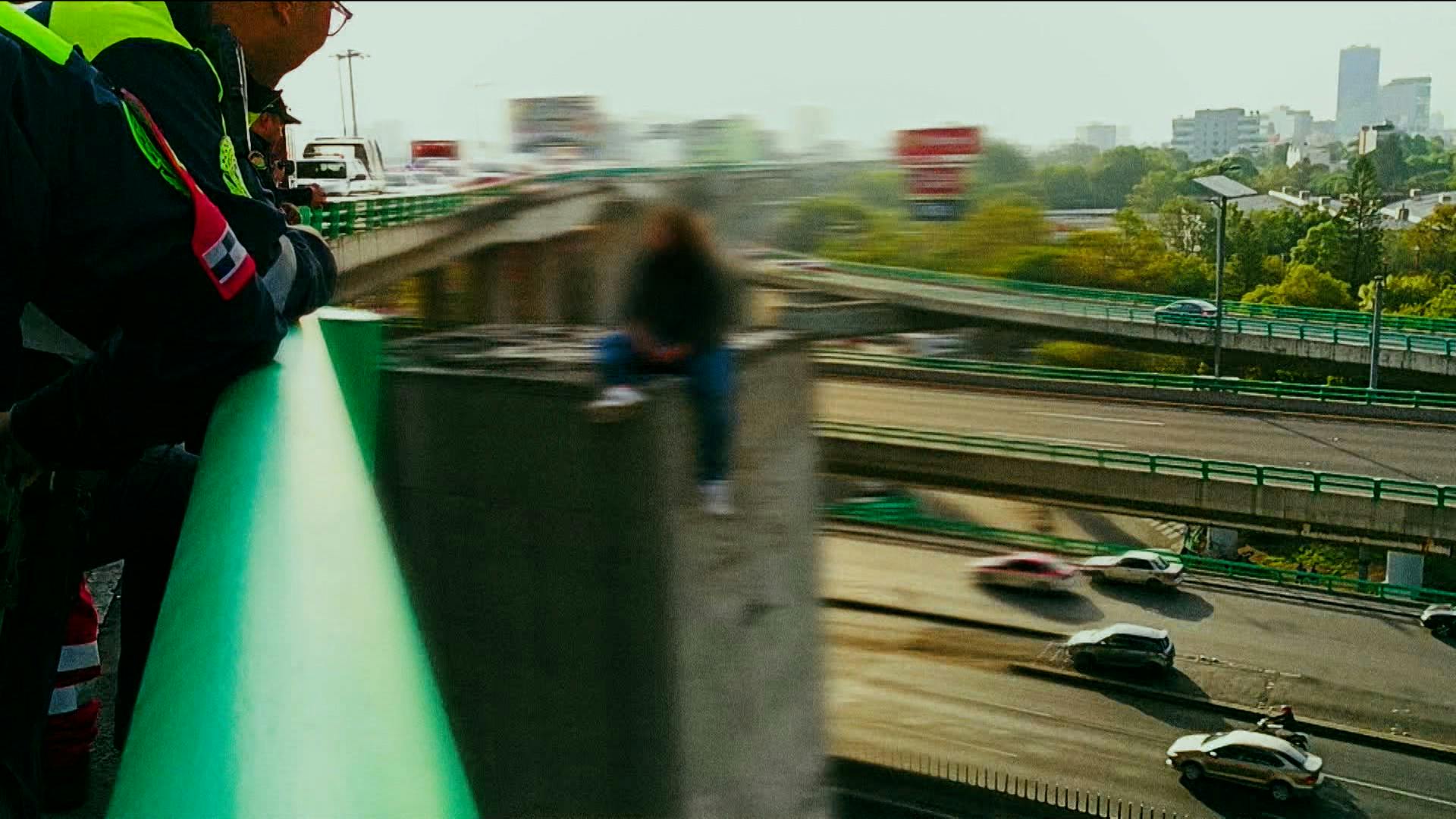 ¡Quiso aventarse del segundo piso del periférico! Esto sucedió en CDMX