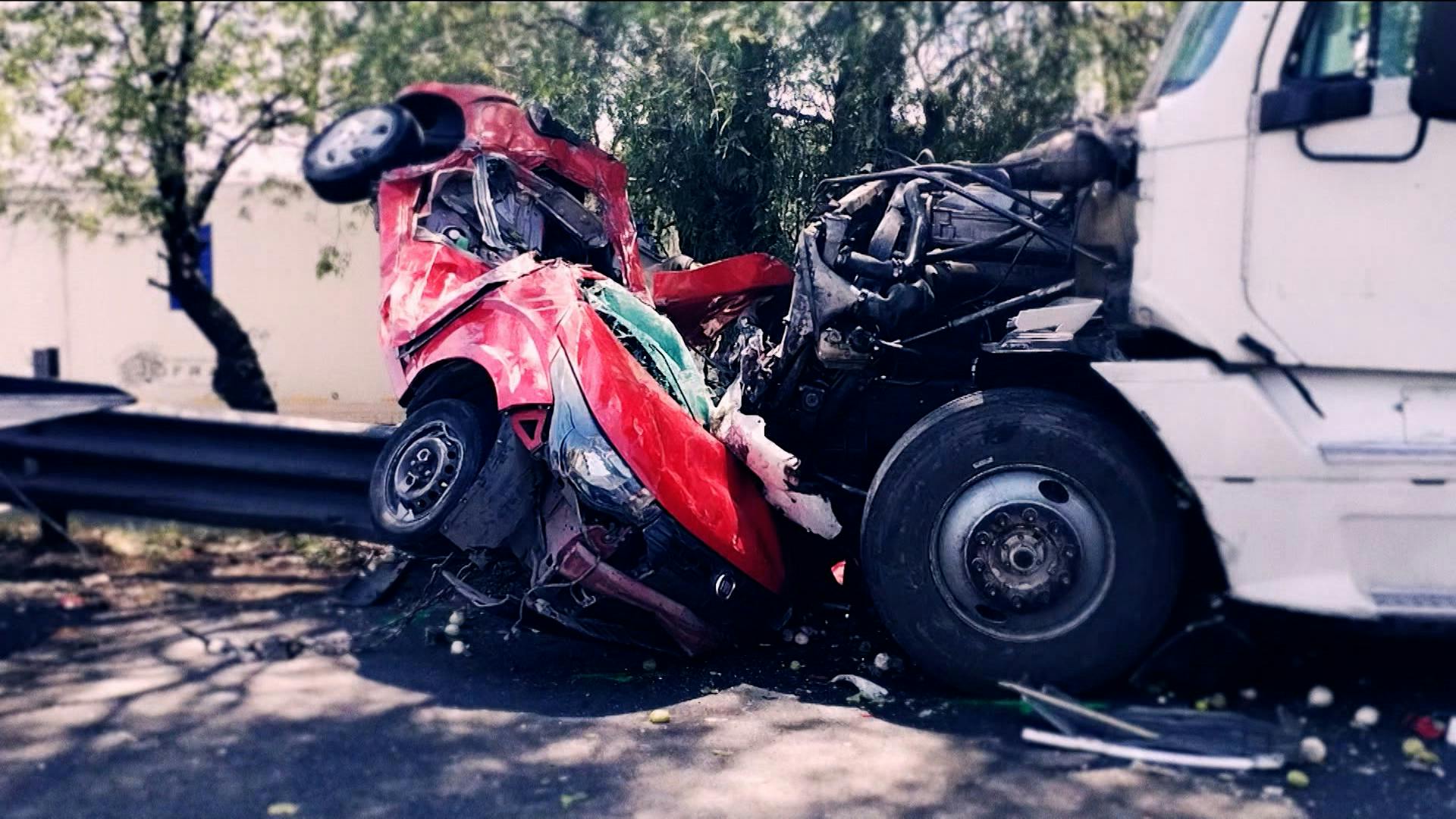 ¡Quedó deshecho! Un auto quedó hecho trizas y dos perdieron la vida