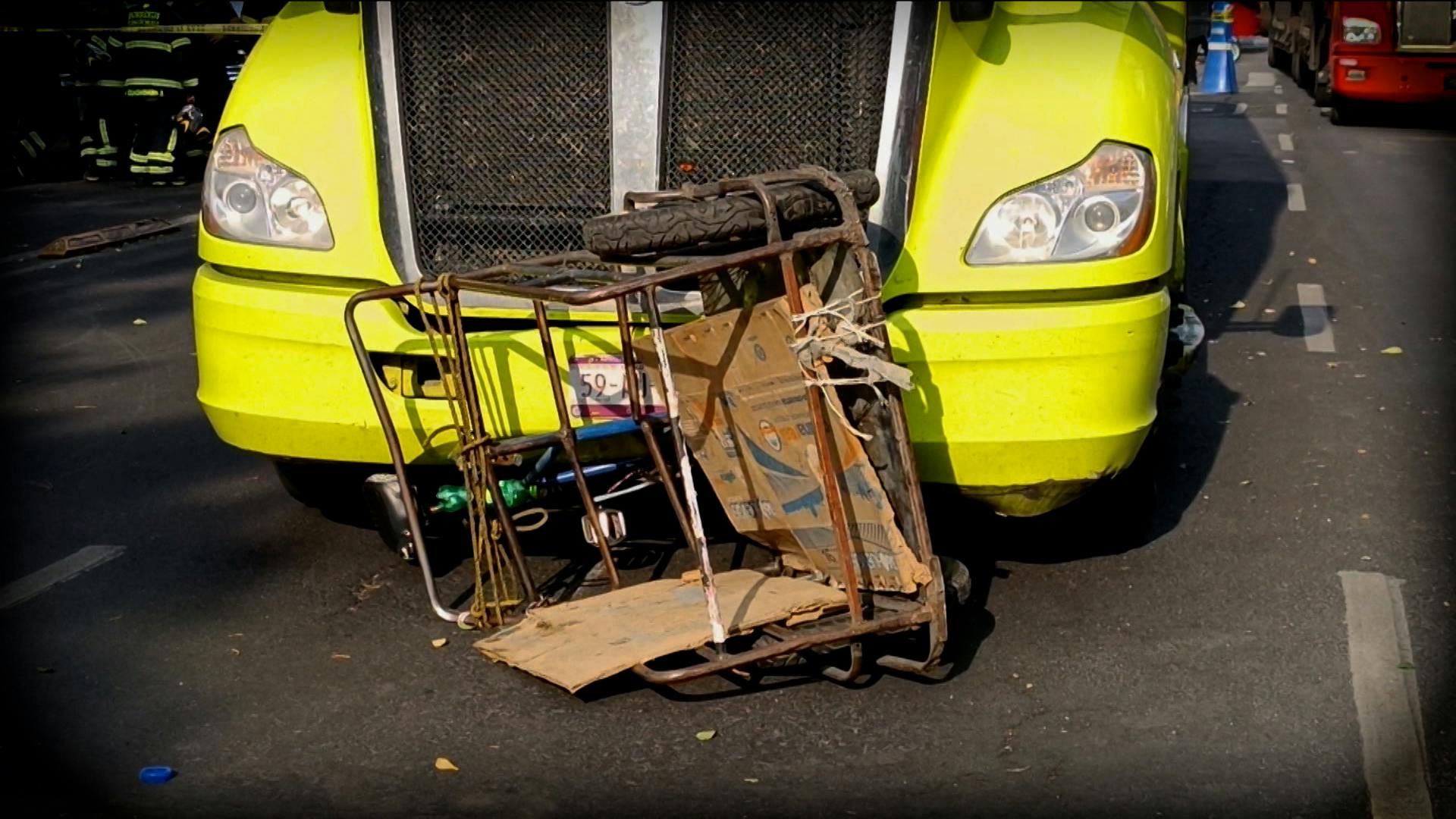 Conducía un triciclo y perdió la vida bajo un tráiler en Cuauhtémoc