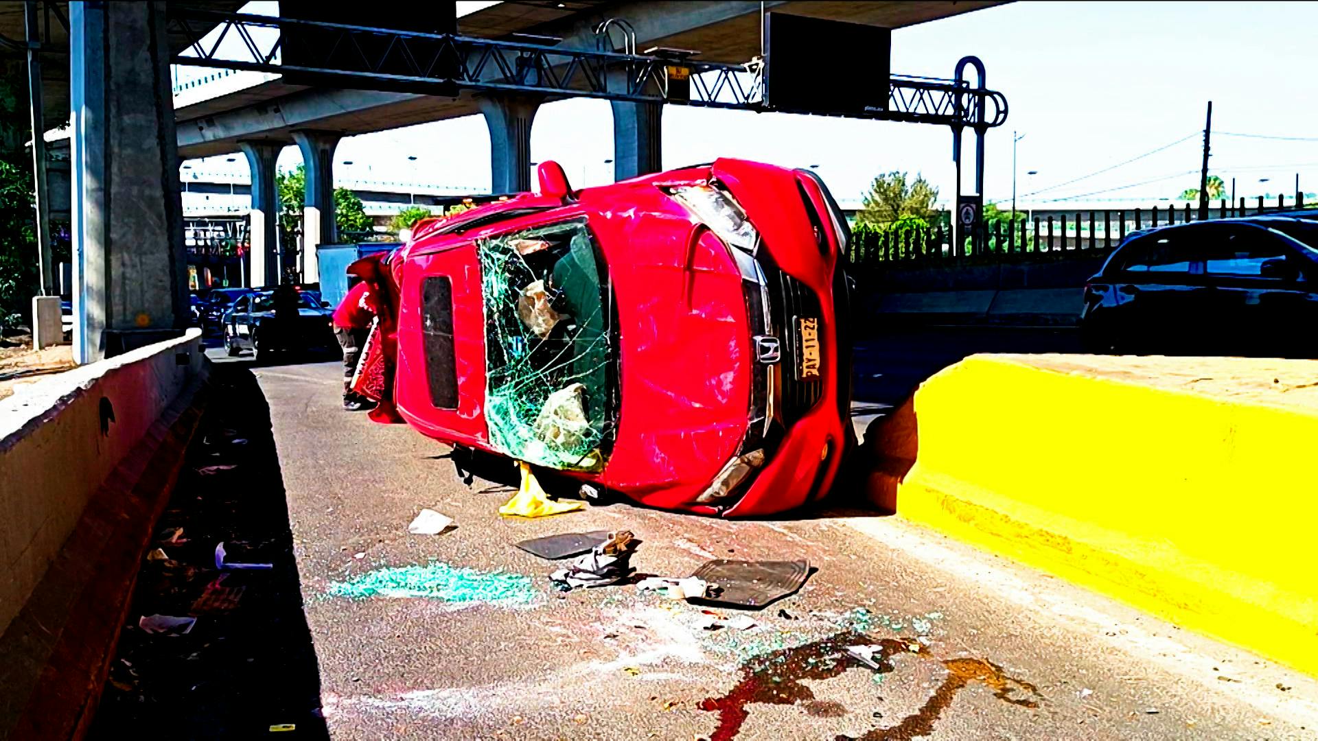 ¡Volvieron a nacer! Así fue la aparatosa volcadura en el periférico