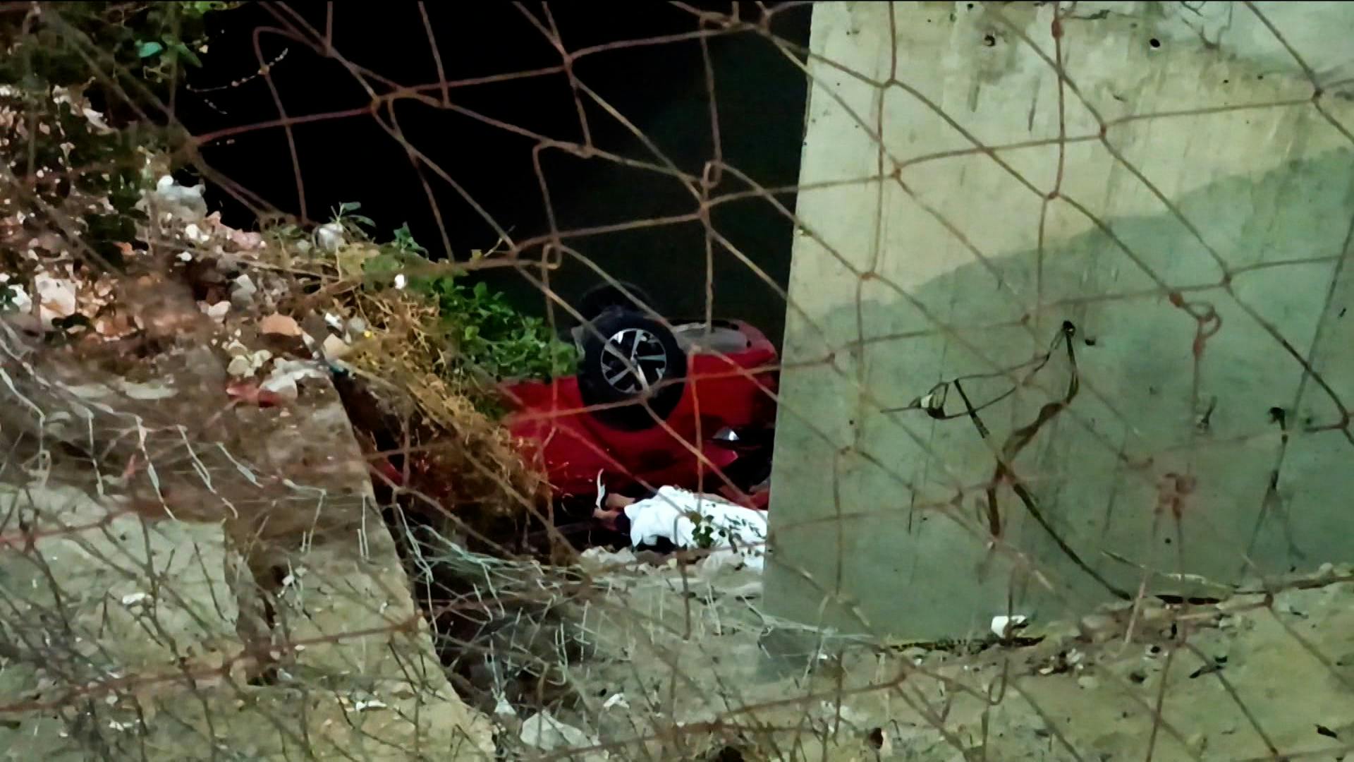 Un auto cayó 6 metros en un canal de aguas negras en el Edomex