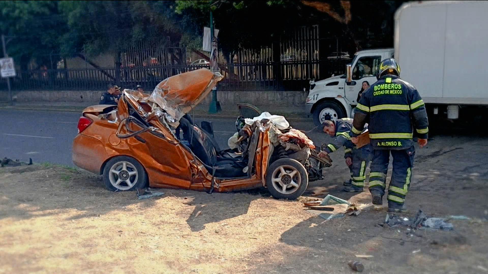 Impresionante y fatal accidente vehicular sobre Eje Central en CDMX