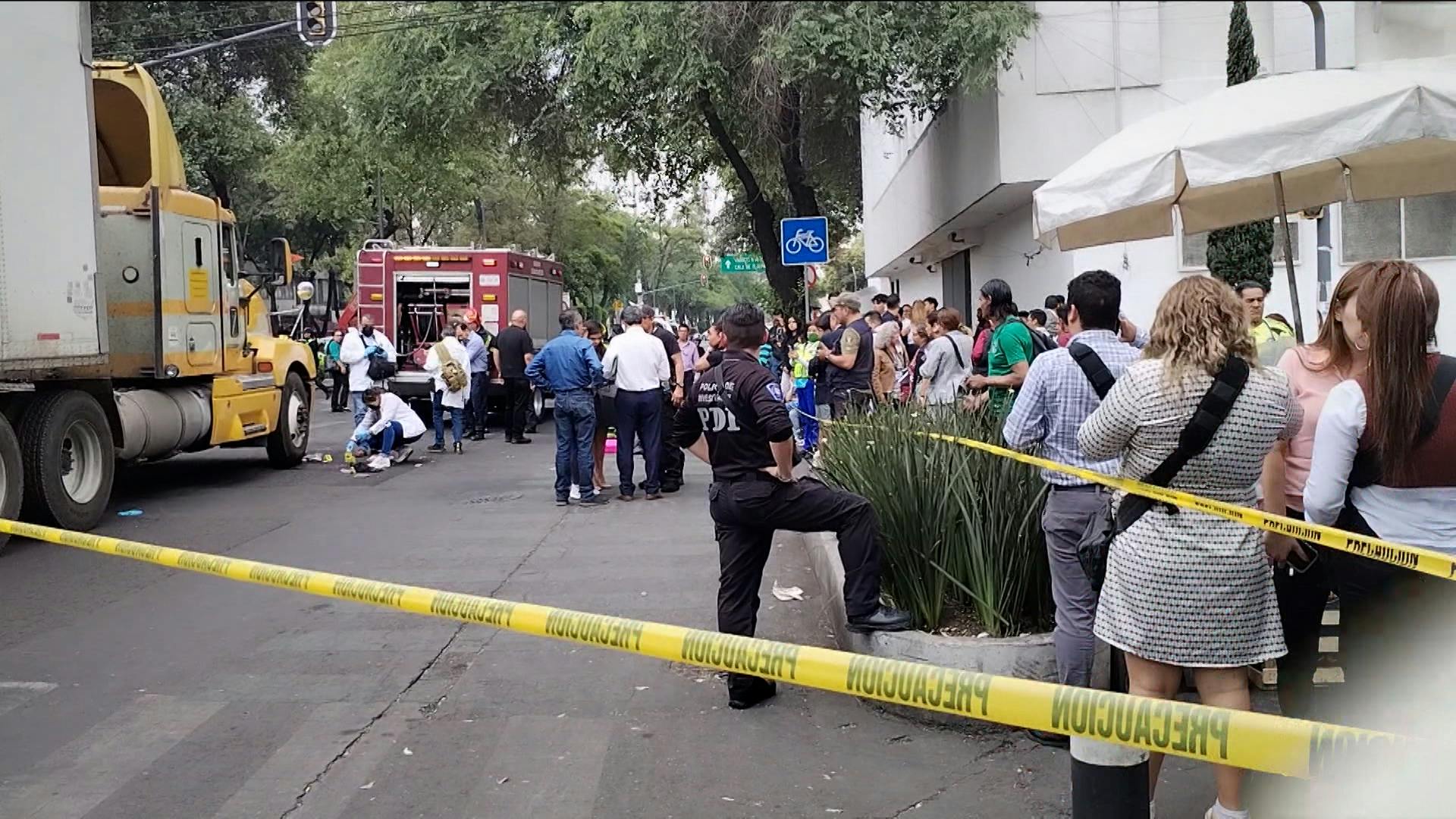 Una ciclista quedó atrapada bajo un tráiler de 30 toneladas