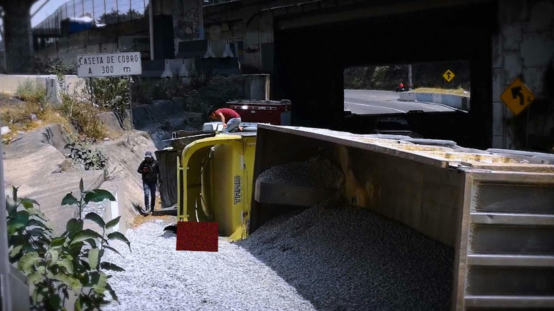 Se volcó un tractocamión en la carretera México - Toluca