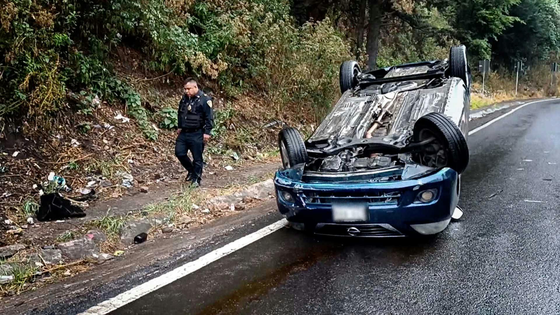 Ocurrió una volcadura por las lluvias en la carretera México-Toluca