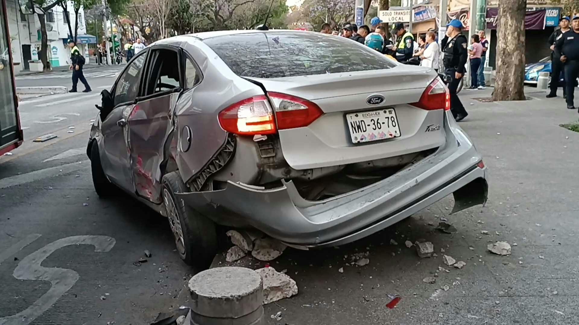 Choque de una unidad del Metrobús con pasajeros en la colonia Vallejo