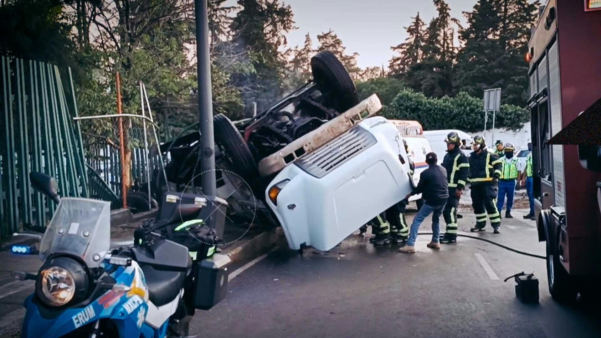 ¡De por sí no tenemos agua! Y una pipa se volcó en Rómulo O´Farril