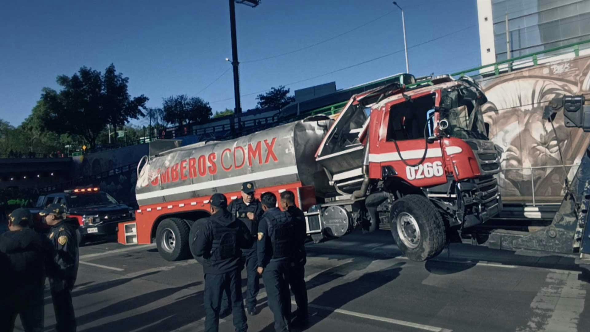 ¡Camión de Bomberos que iba a una emergencia, vuelca en Circuito Interior! 