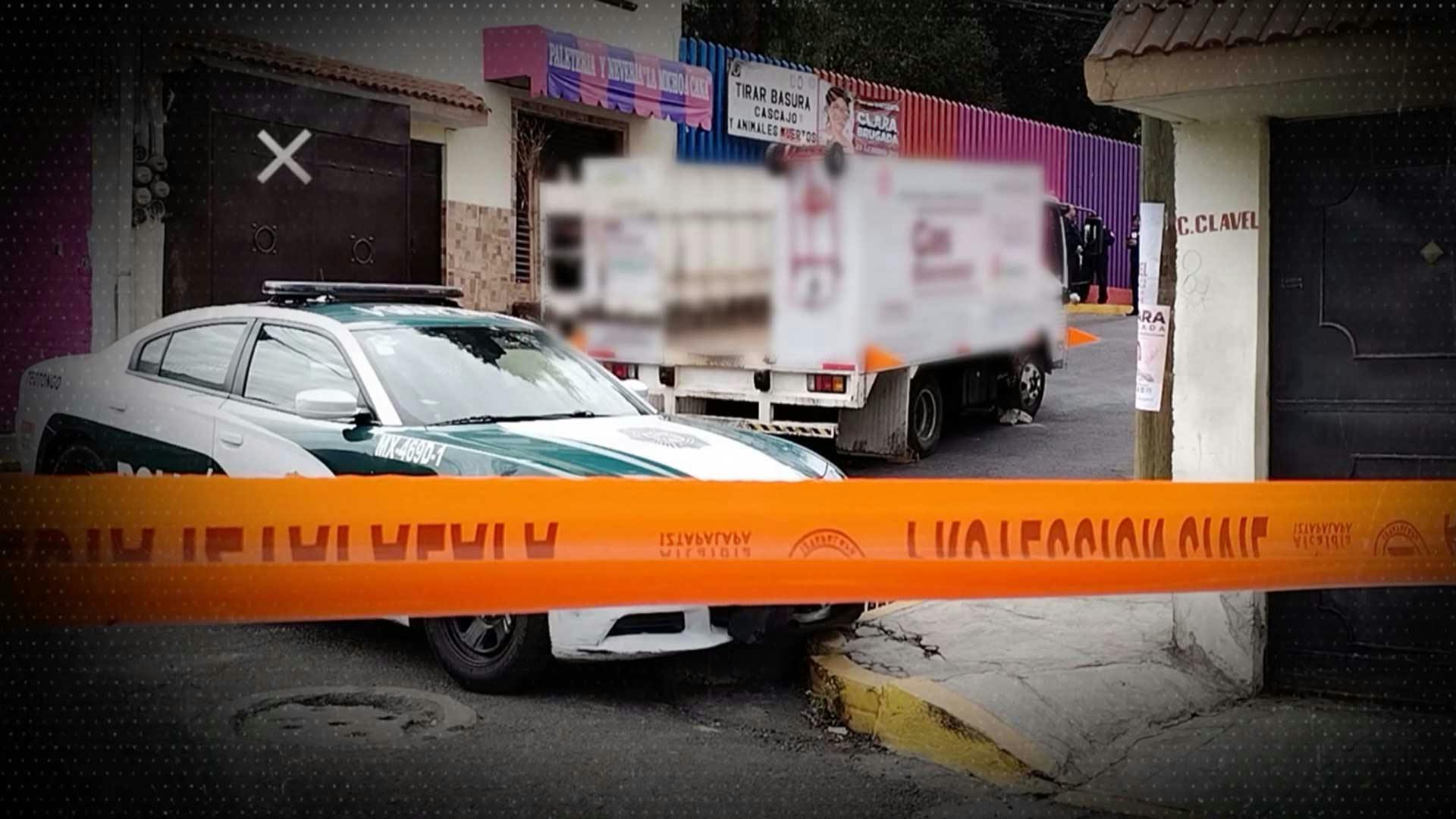 ¡Se estaba echando de reversa y se llevó a una persona entre las llantas!