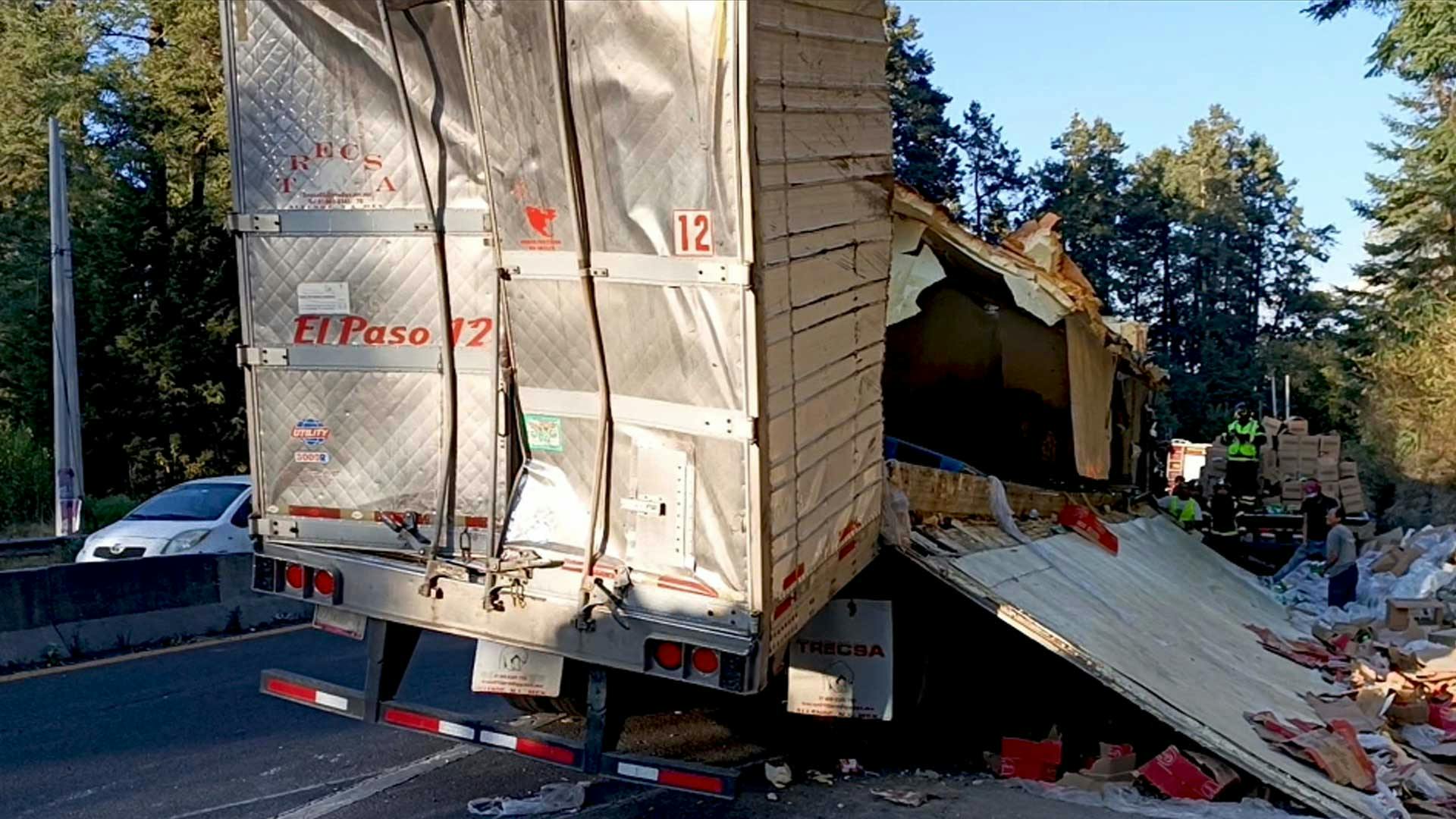 ¡Tráiler volcó en la México-Toluca y causó rapiña entre la gente!