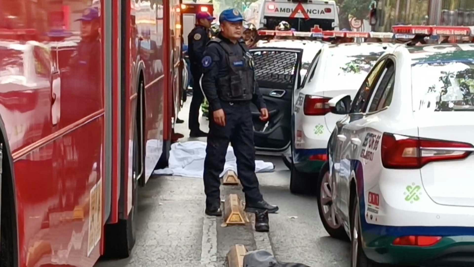¡Quería cruzar la avenida, el Metrobús se lo llevó y le quitó la vida!