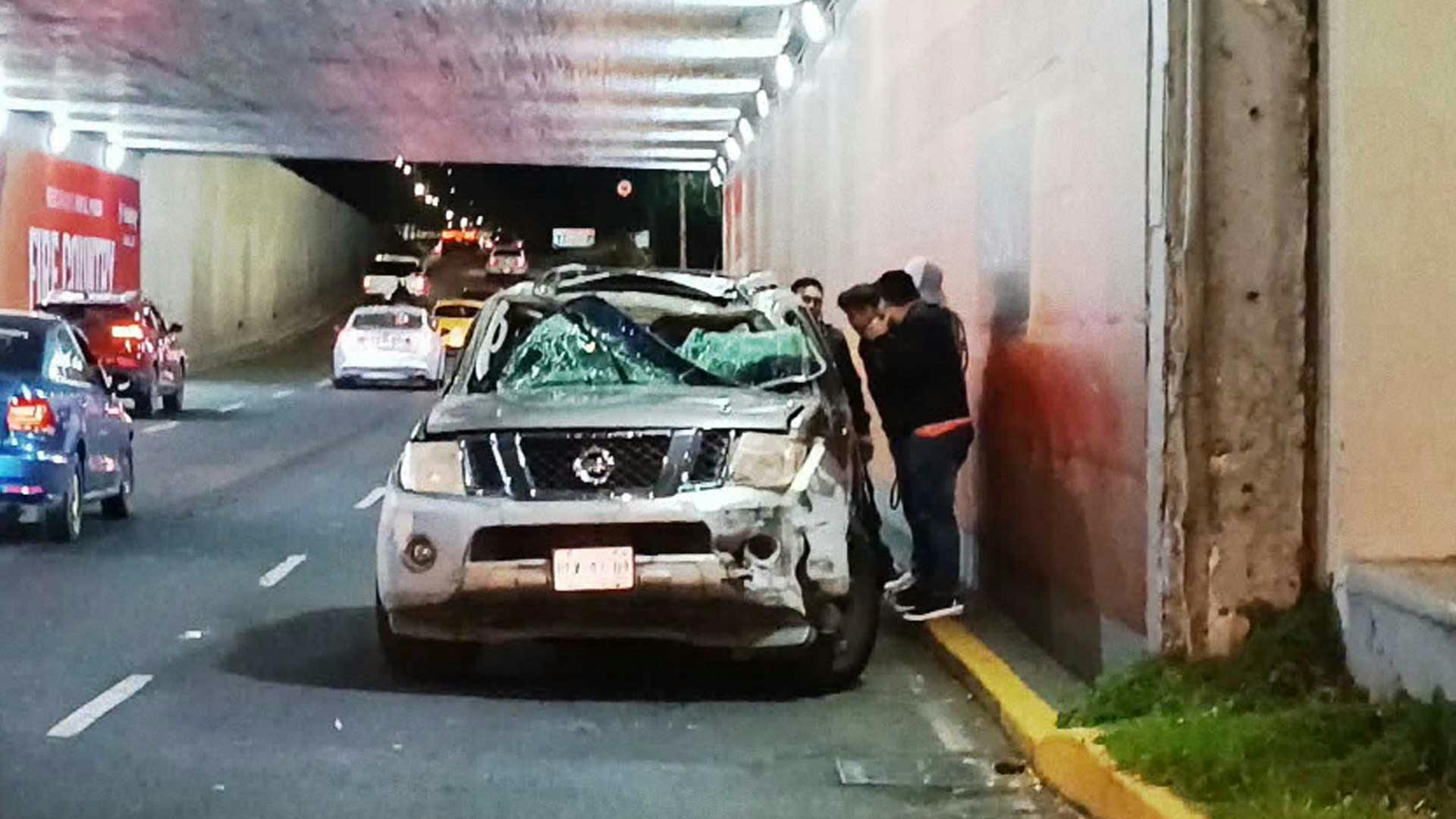 Una violenta volcadura ocurrió en Circuito Interior, en la CDMX