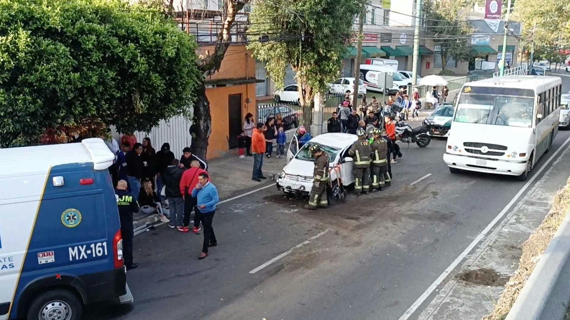 ¡Auto choca con camión y cae de altura de 4 metros, en Cuajimalpa!