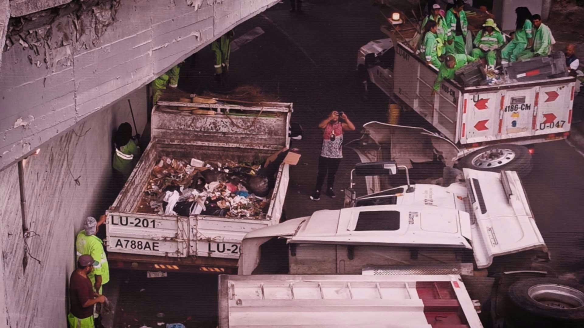 Camión de basura se vuelca y causa graves estragos en la vialidad