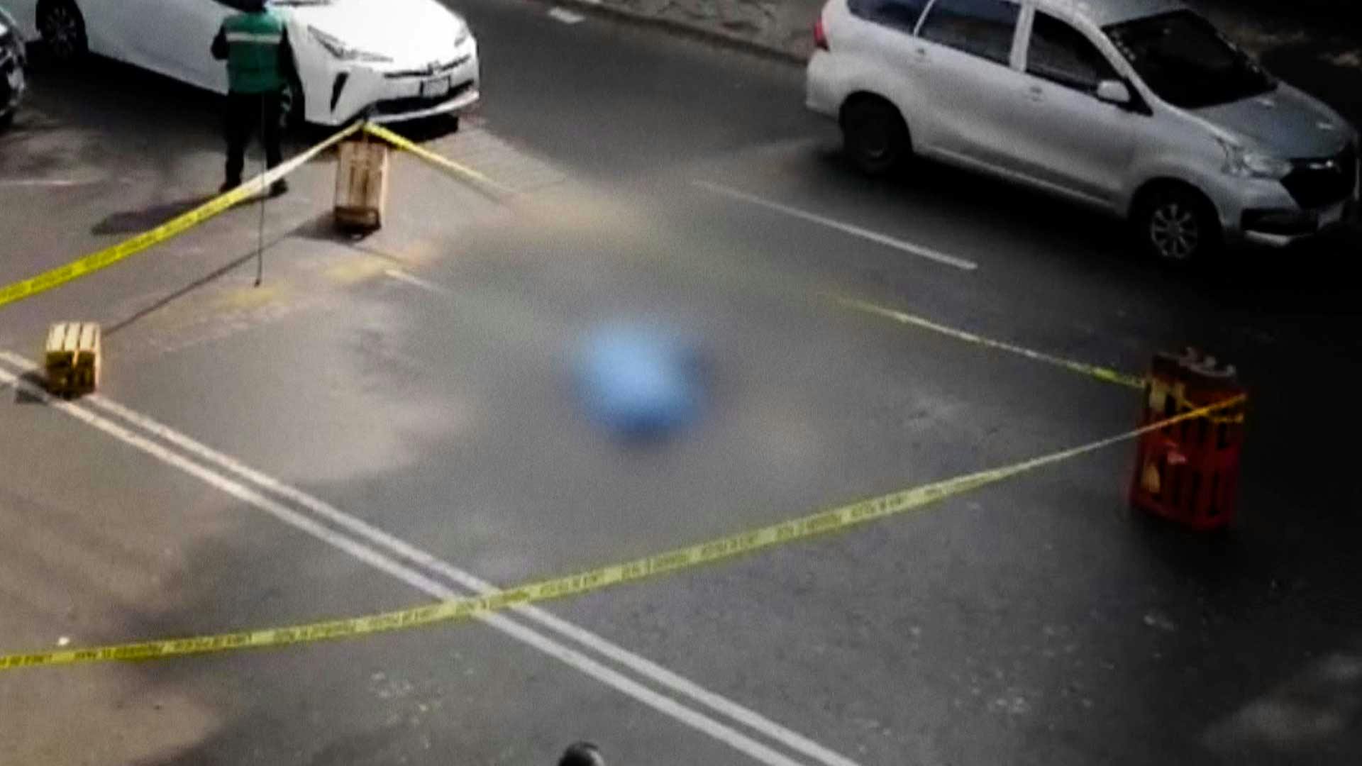 ¡Un hombre se arrojó de un puente peatonal para perder la vida!