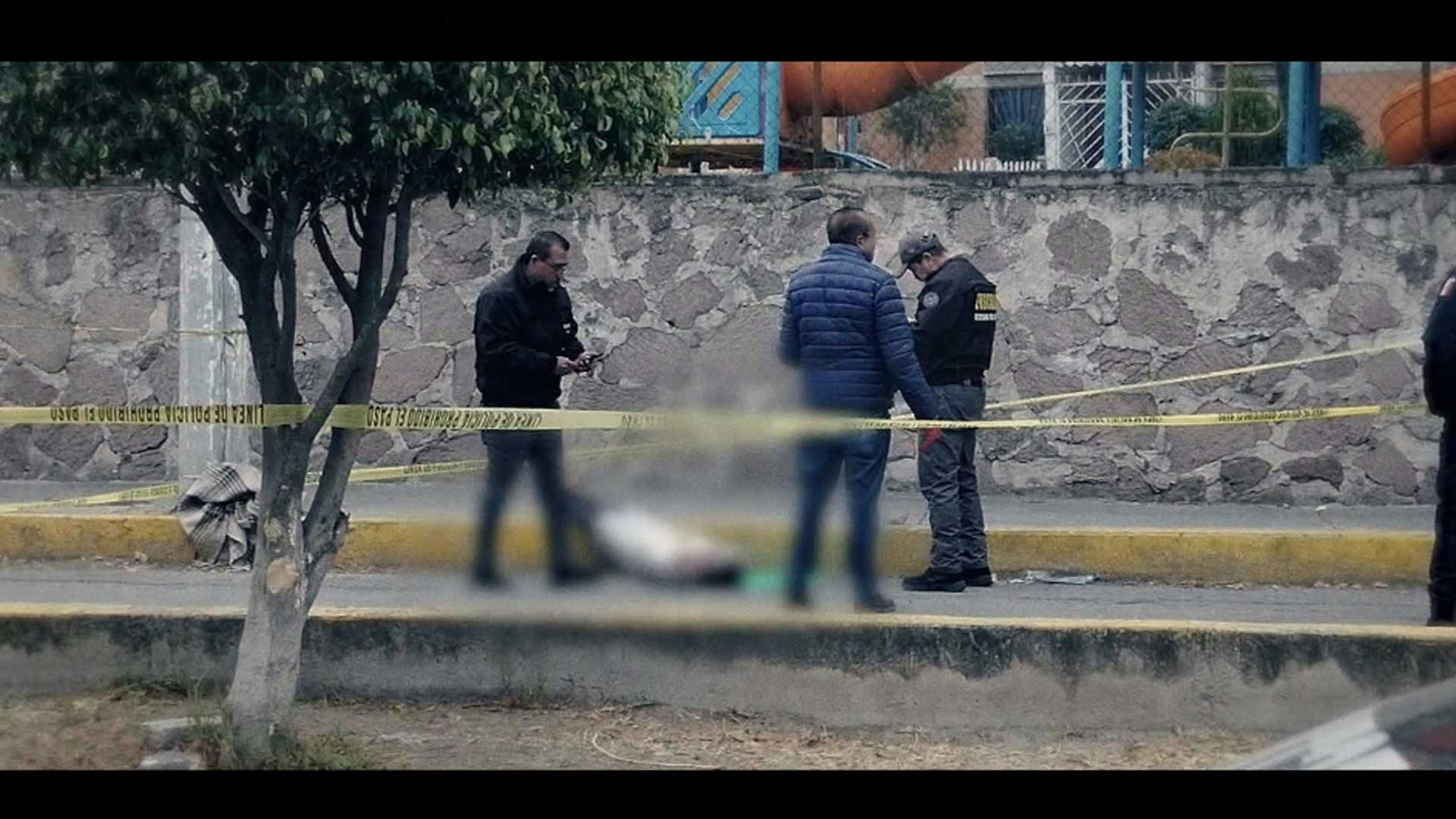 Cuerpo de un hombre es arrojado desde un vehículo, en Tlalnepantla