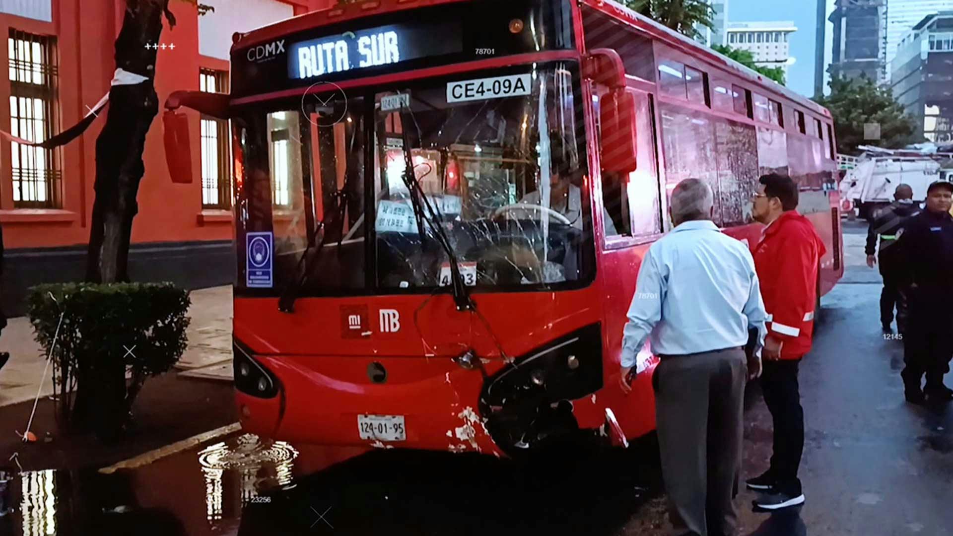 Accidente con Metrobús en la colonia Tabacalera, dejó 15 lesionados.