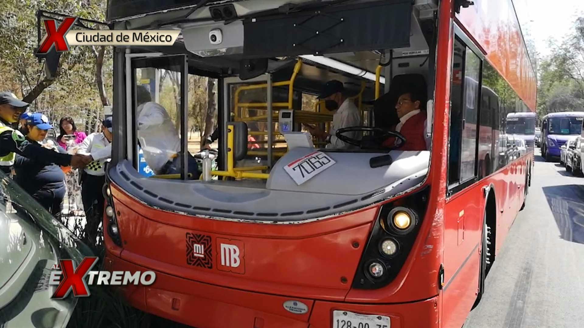¡Le cerró el paso! Un camión provocó que un Metrobús se estrellara.