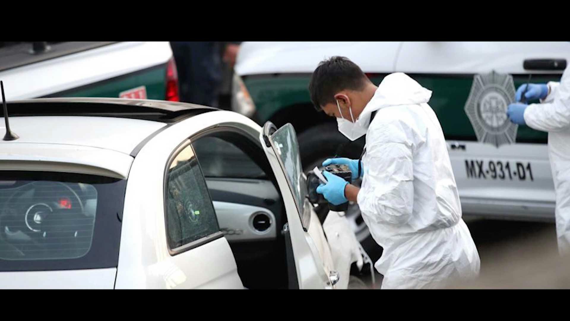 Un hombre fue refagueado en su auto.