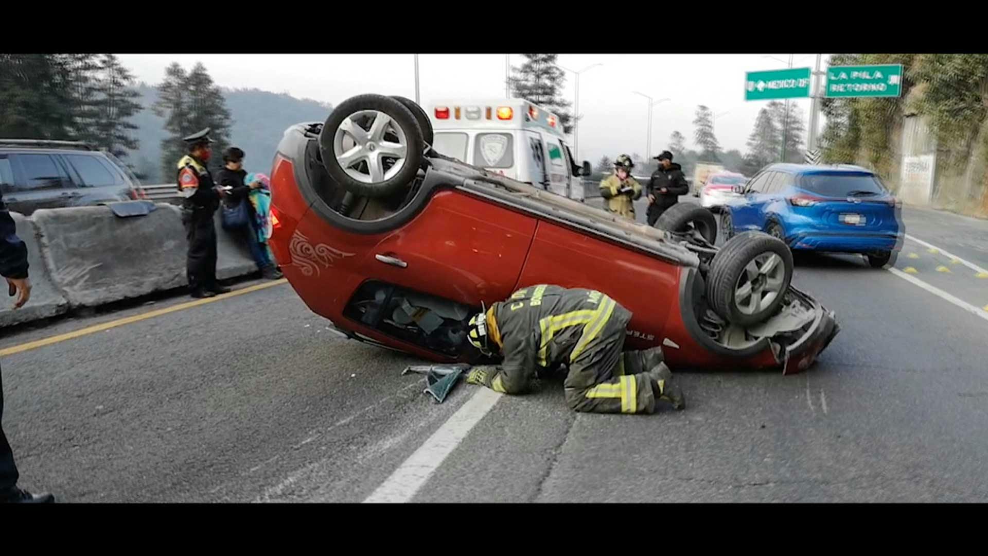 Una mujer perdió el control de su auto e impactó hasta volcarse.