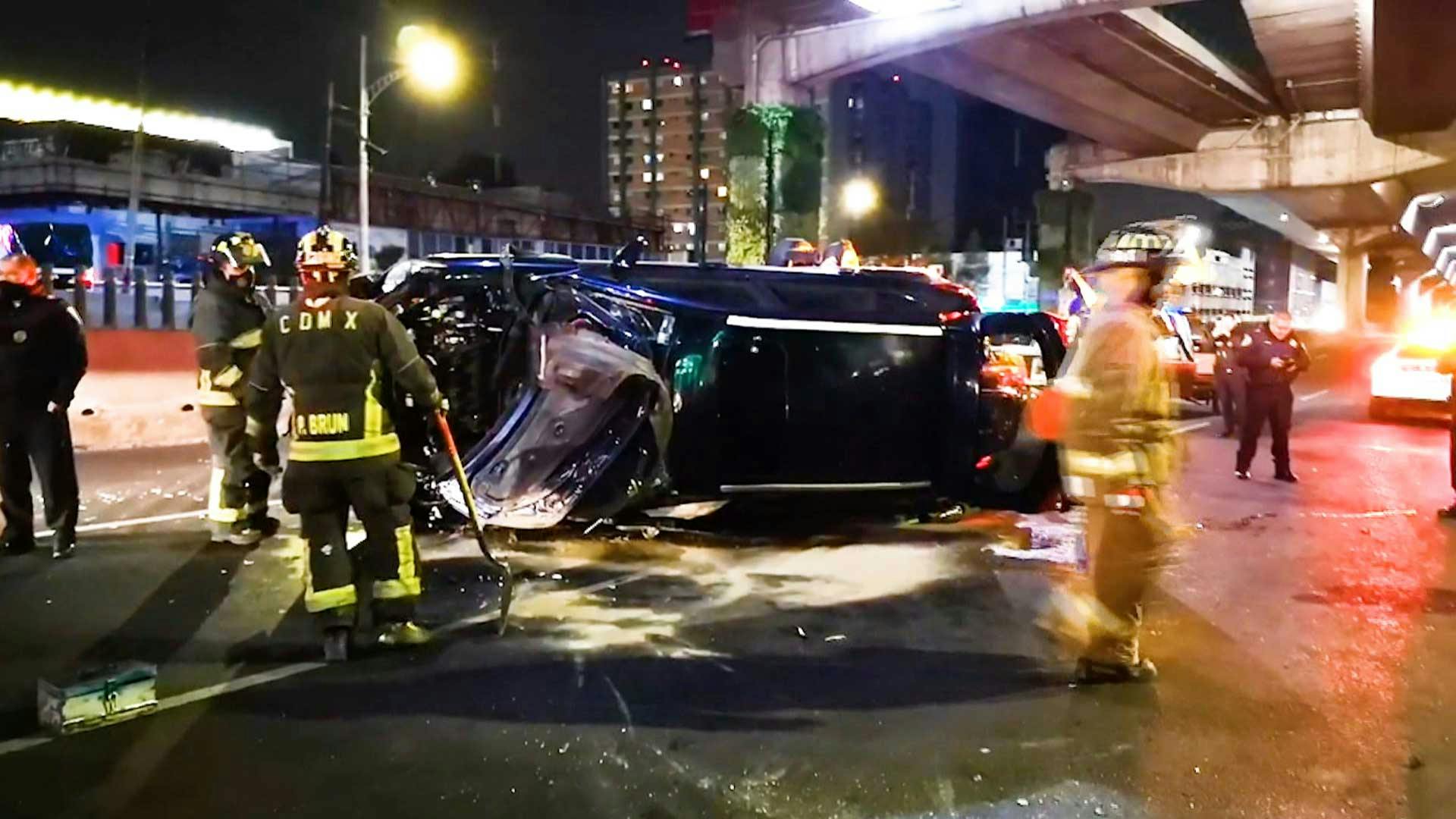 Se subió al muro de contención y terminó volcado.
