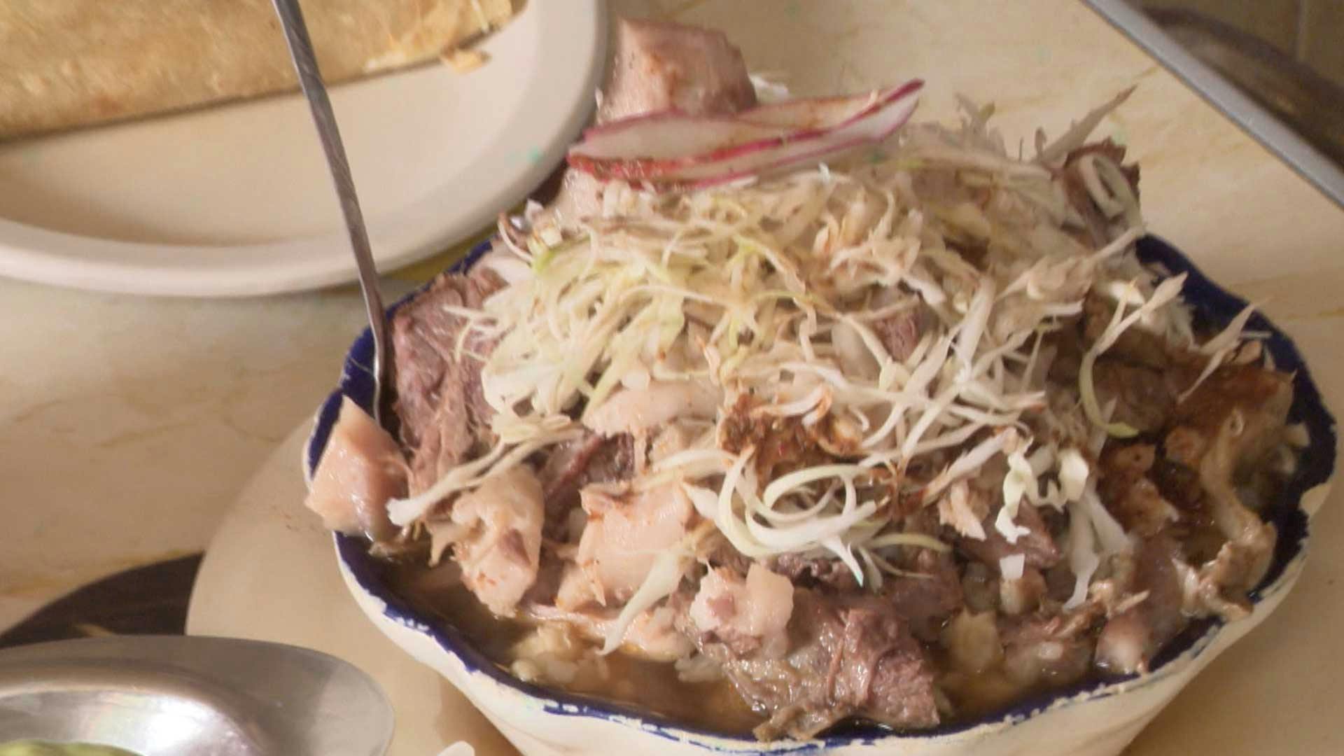 ¡Lo mejor de dos mundos! Checa esta nueva creación: la pozobirria