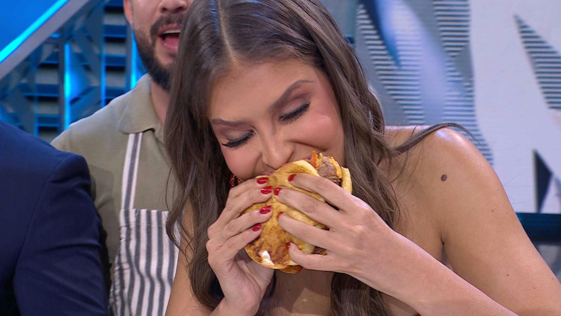Celebramos el Día Internacional de la Hamburguesa preparando una al lado de Rahmar