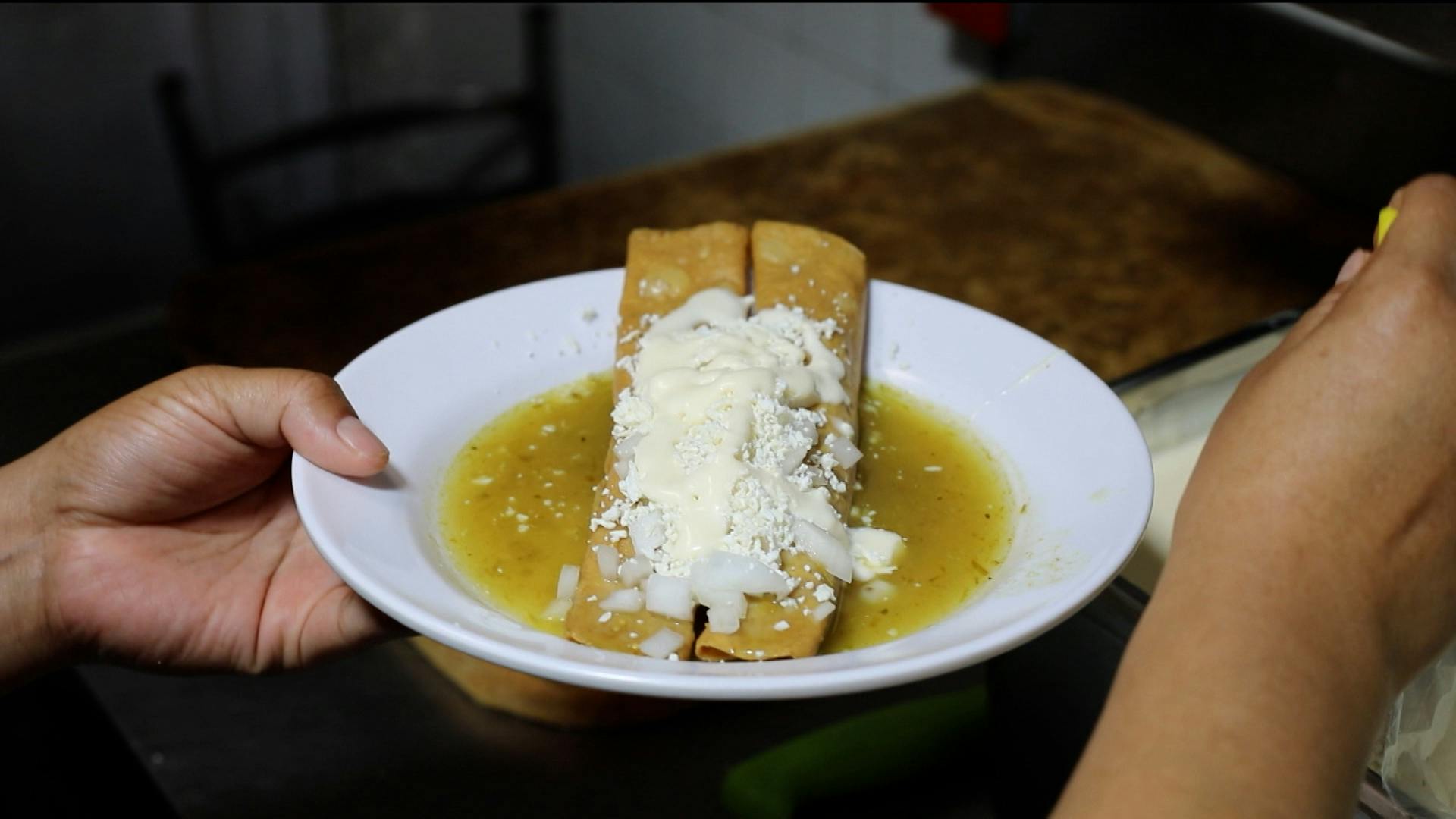 Estas flautas van bañadas en una salsita deliciosa... ¡Tienen las tres B!