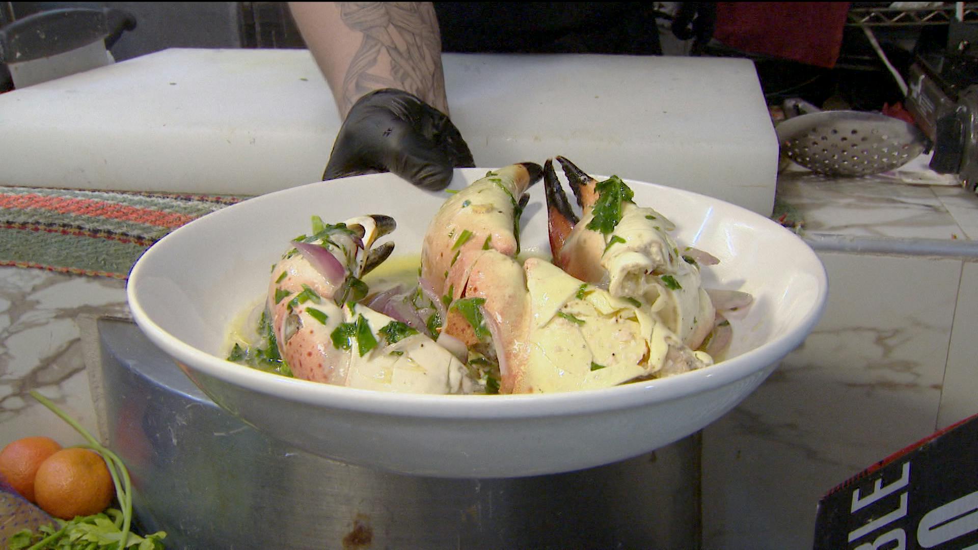 ¡En Cabo San Lucas venden unas deliciosas tenazas de cangrejo!