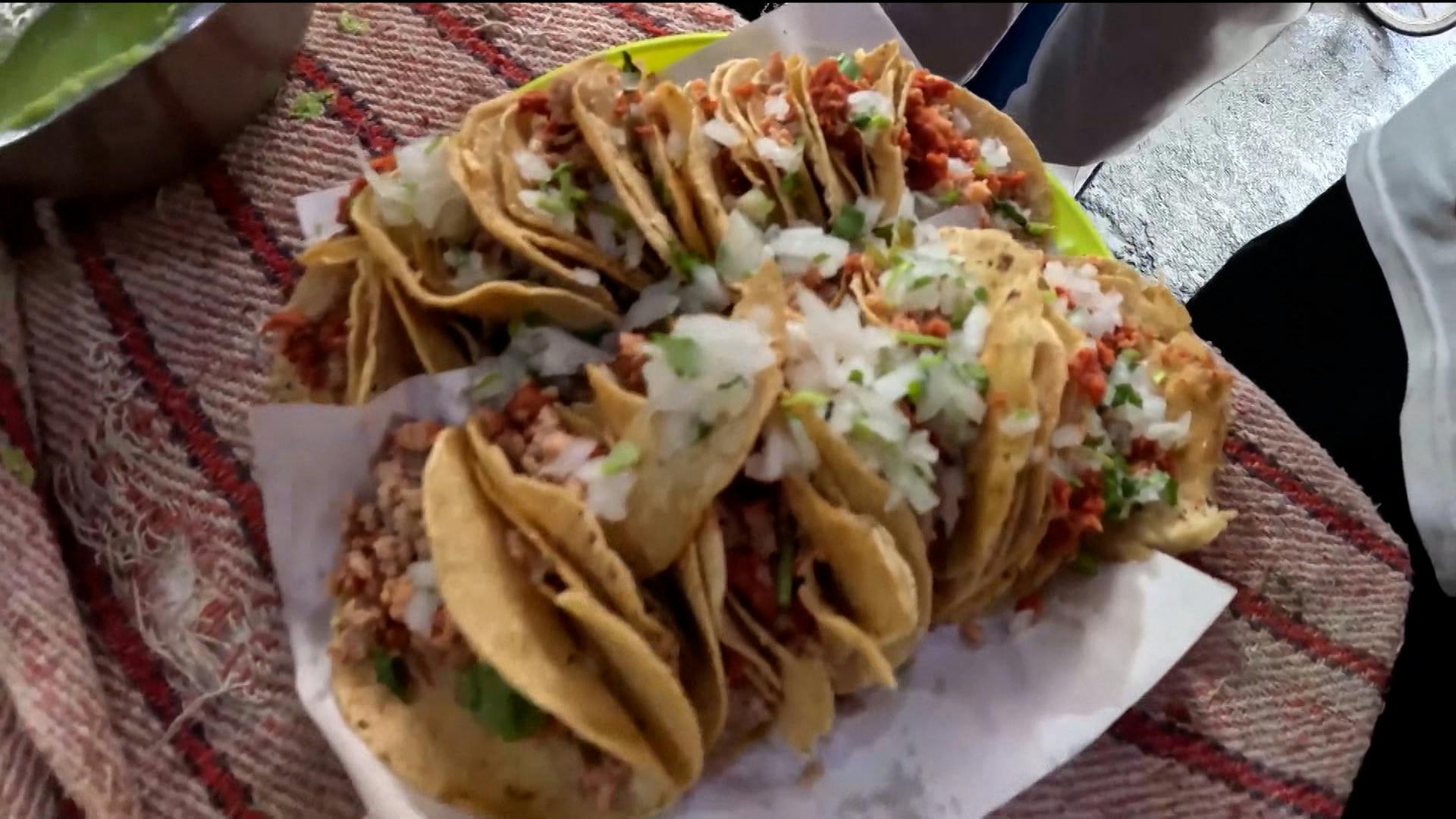 Los tacos de Karina cuestan 1 pesito... ¡Son los más baratos de México!
