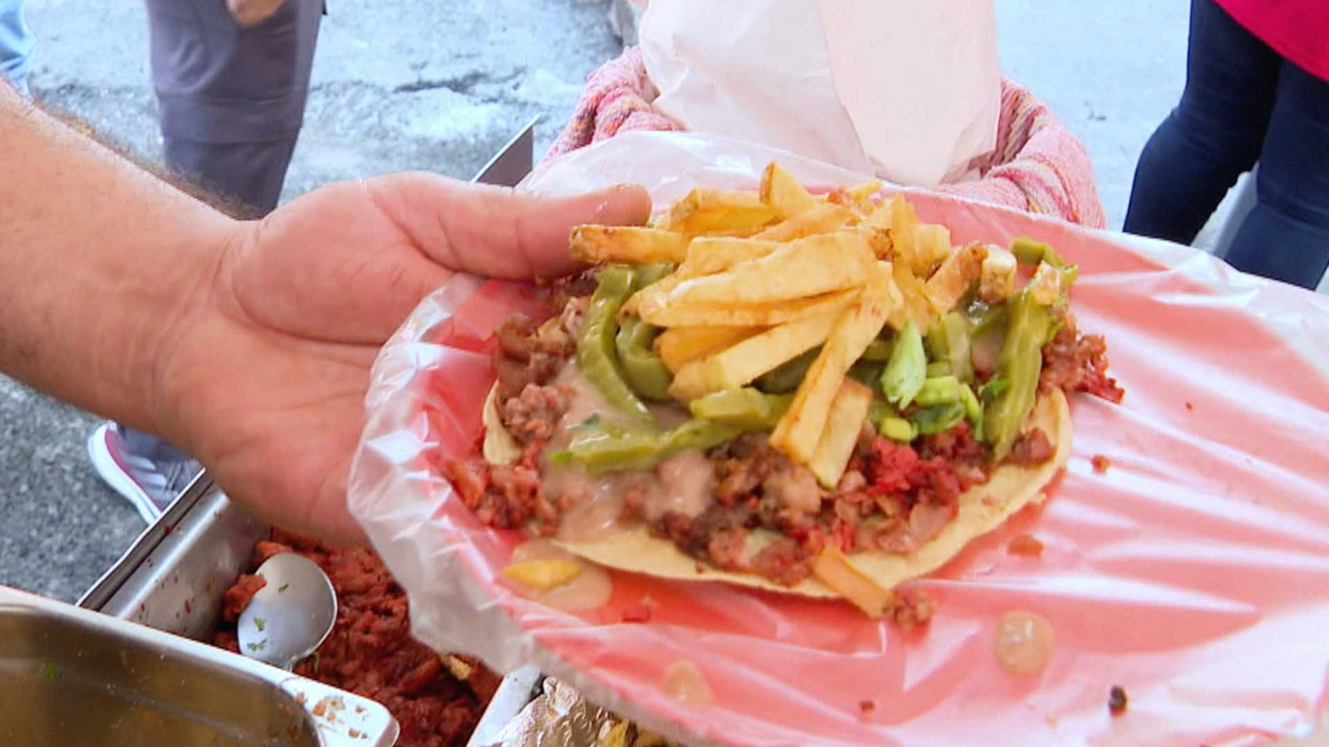 ¡Así se preparan los famosos y deliciosos tacos gigantes de Azcapo!