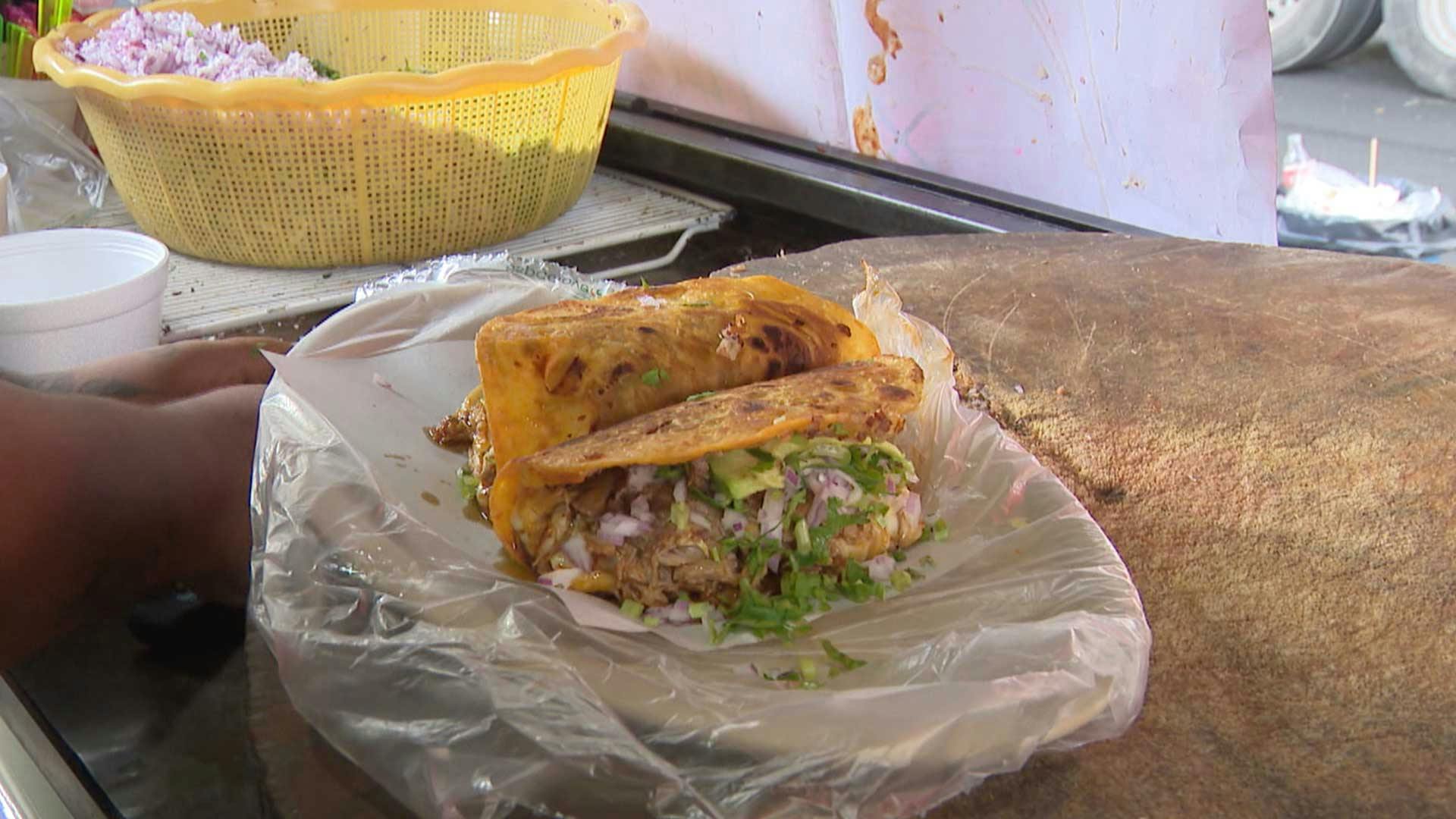En este puesto se prepara todo con birria... ¡las flautas son las más rifadas!