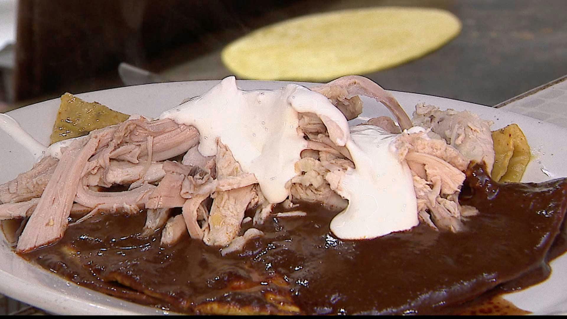 Caldos de Gallina y Enchiladas Luis, un negocio que llena de sabor desde 2007