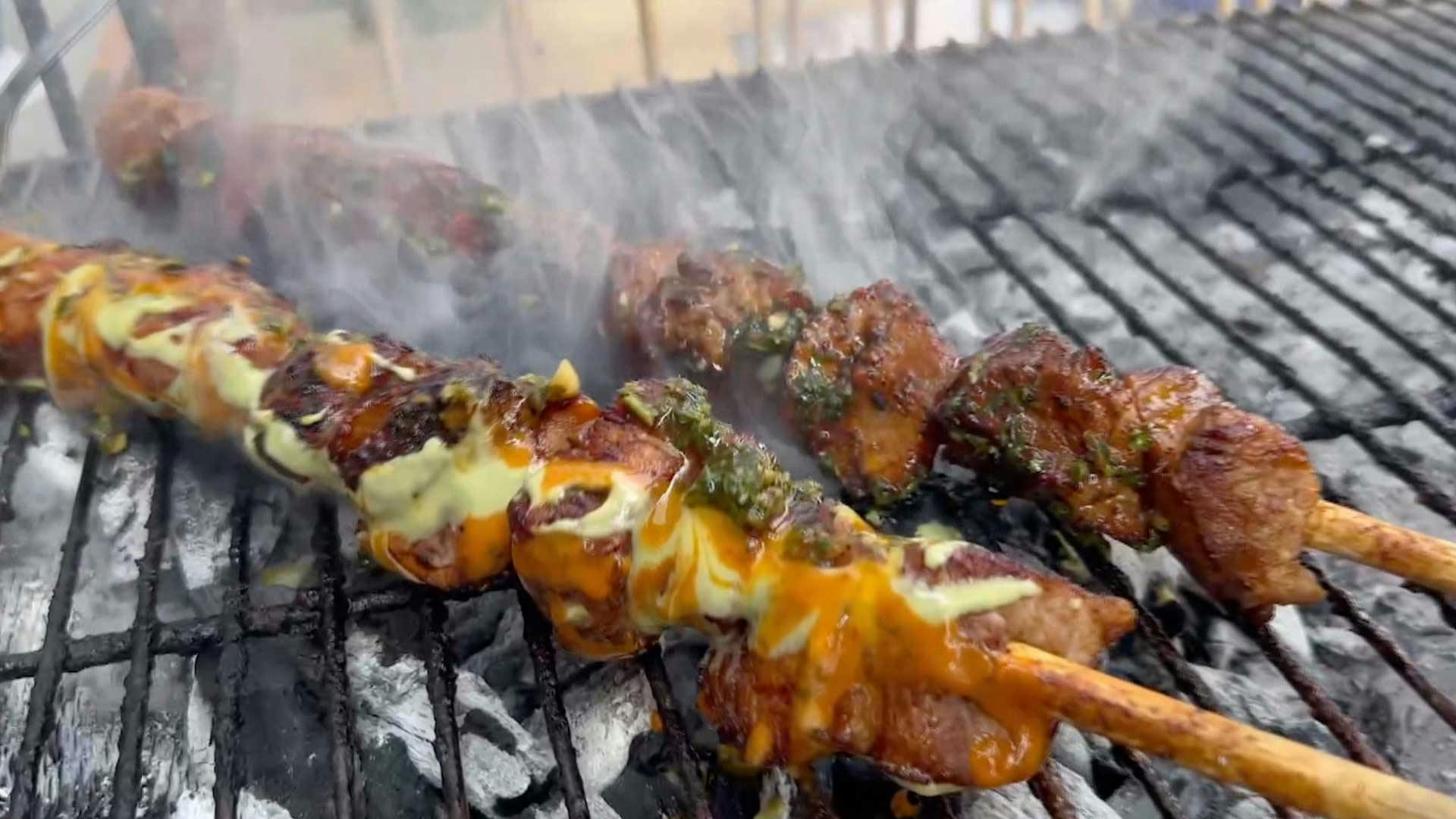 Brochetas de los "Bykingos" de Tepoztlán, una delicia imperdible en Morelos
