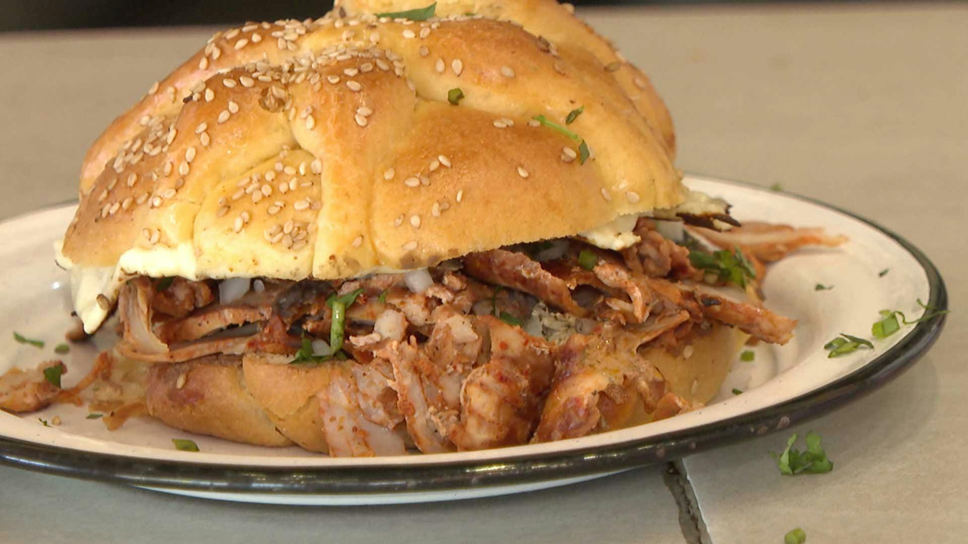 ¿Existe el pan de muerto relleno de carne al Pastor?...Claro que sí