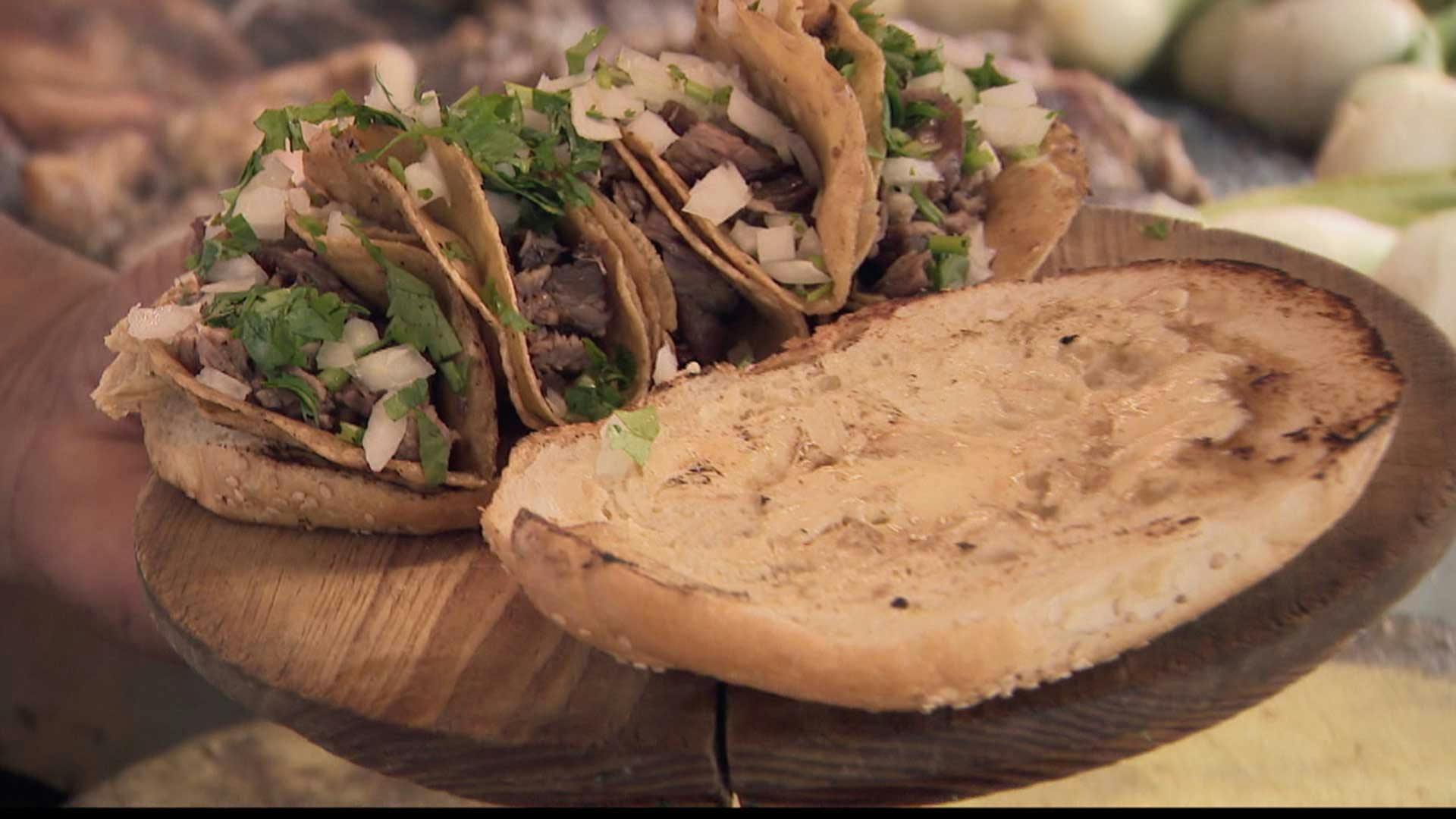 Taquitos de suadero en Tlahuac con Rahmar. ¡Una delicia imperdible!