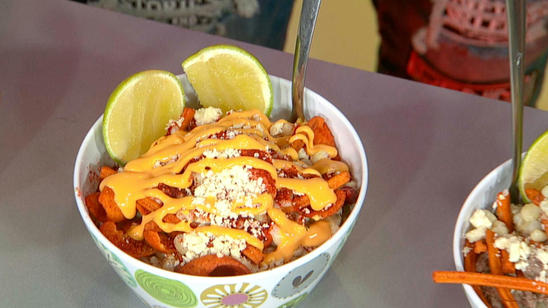 Rahmar llegó con actitud patria a preparar unos ricos Esquites Locos