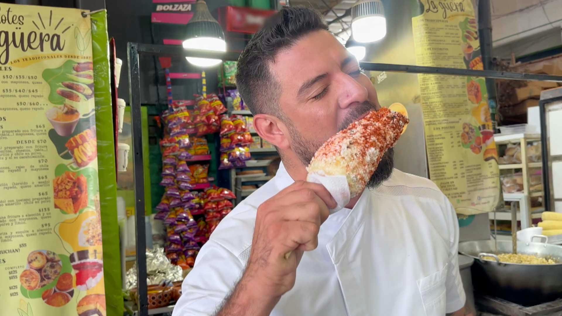 ¡Así se preparan los mejores elotes y esquites del Mercado de Jamaica!