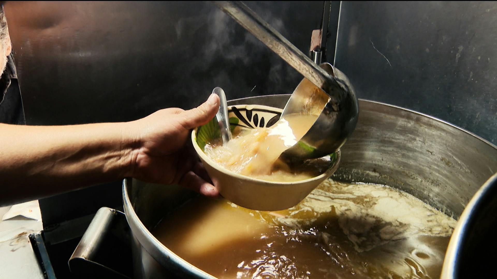 ¿Gallina vieja hace buen caldo? Rahmar nos presume un gran platillo