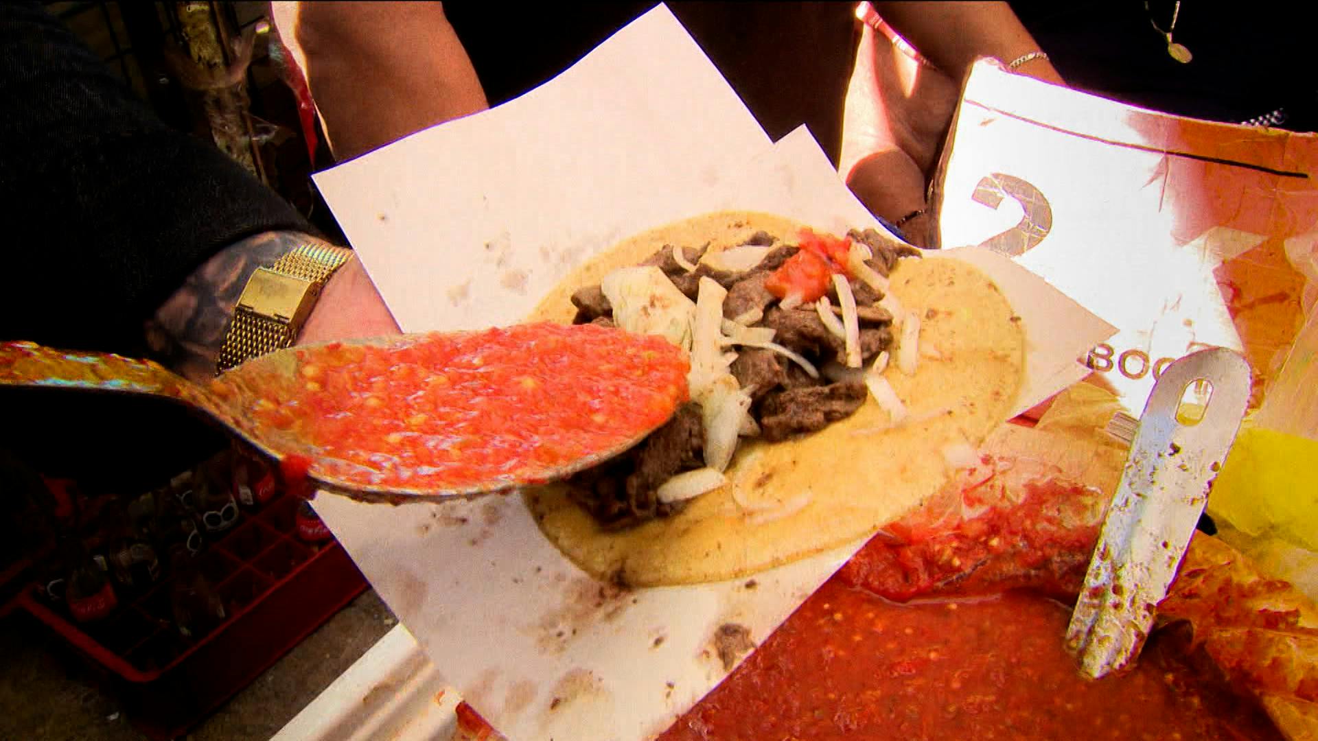 ¡Del barrio para el barrio! Checa estos espectaculares tacos de hígado