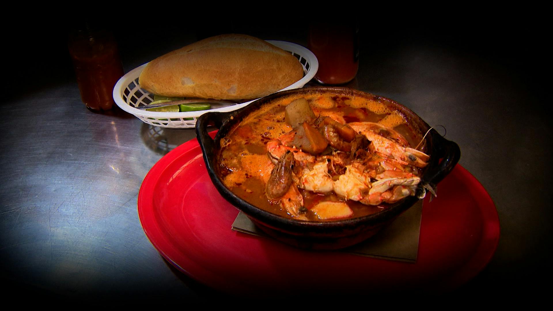 Rahmar Villegas llegó a unos mariscos con todo el poder de la lucha