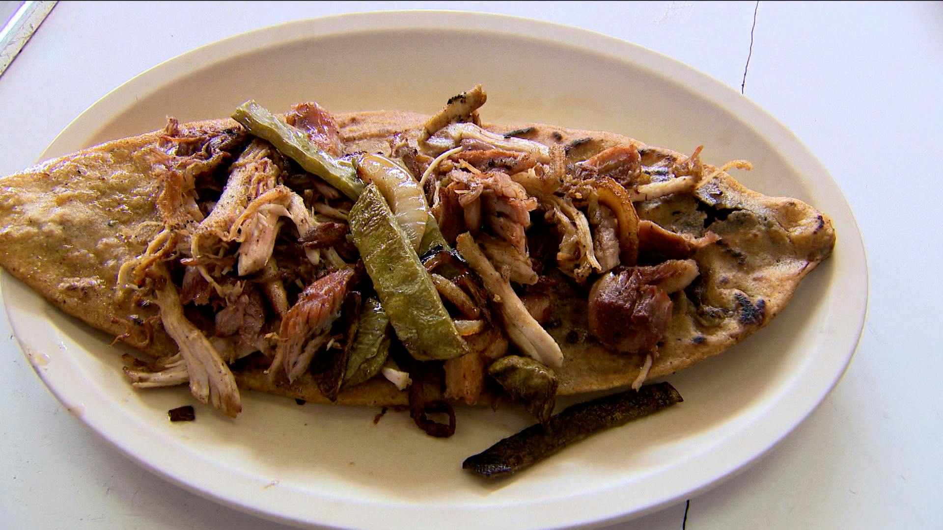 Exquisitos huaraches preparados con manteca de cerdo en el Mercado de Jamaica
