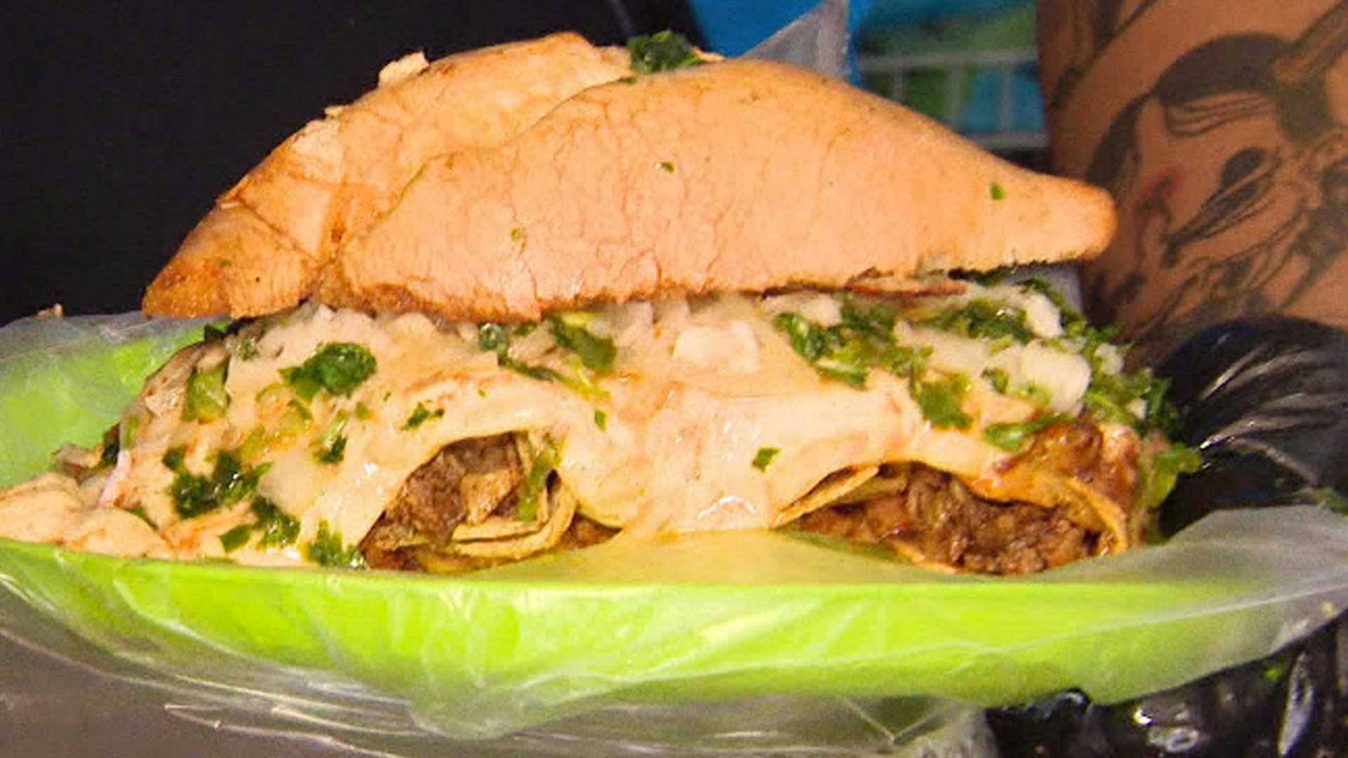 La famosa torta de tacos de birria, ¡tal como lo acabas de leer!