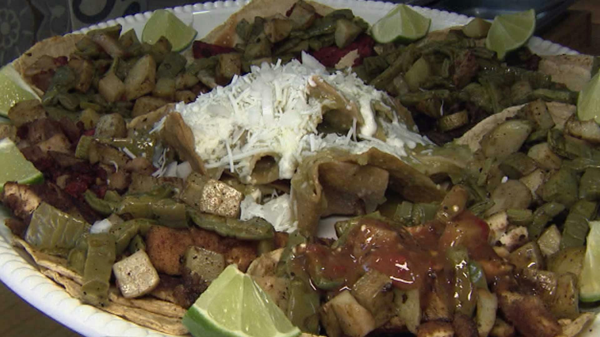 Rosca de tacos con chilaquiles, una excelente opción para estas fechas