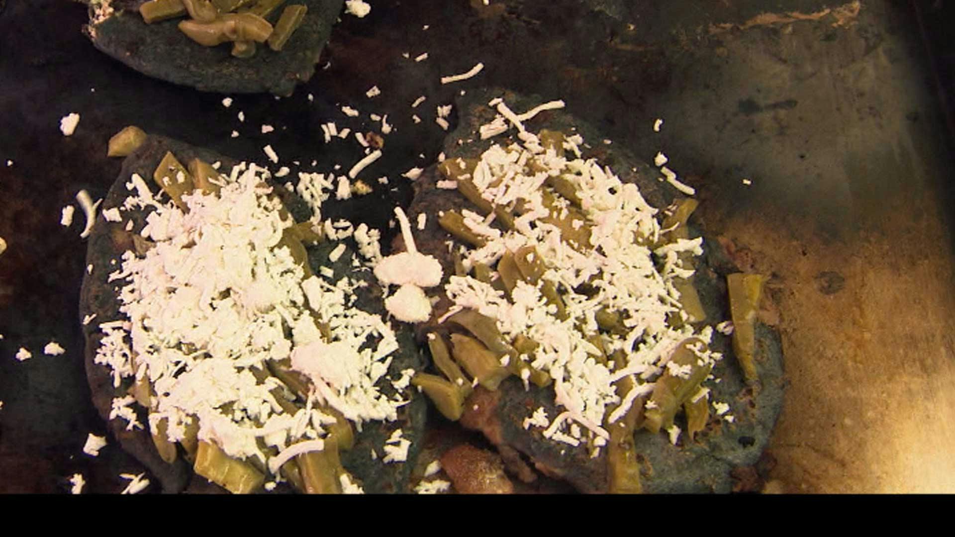 ¡Estos tlacoyos, están para chuparse los dedos! Lánzate a probarlos