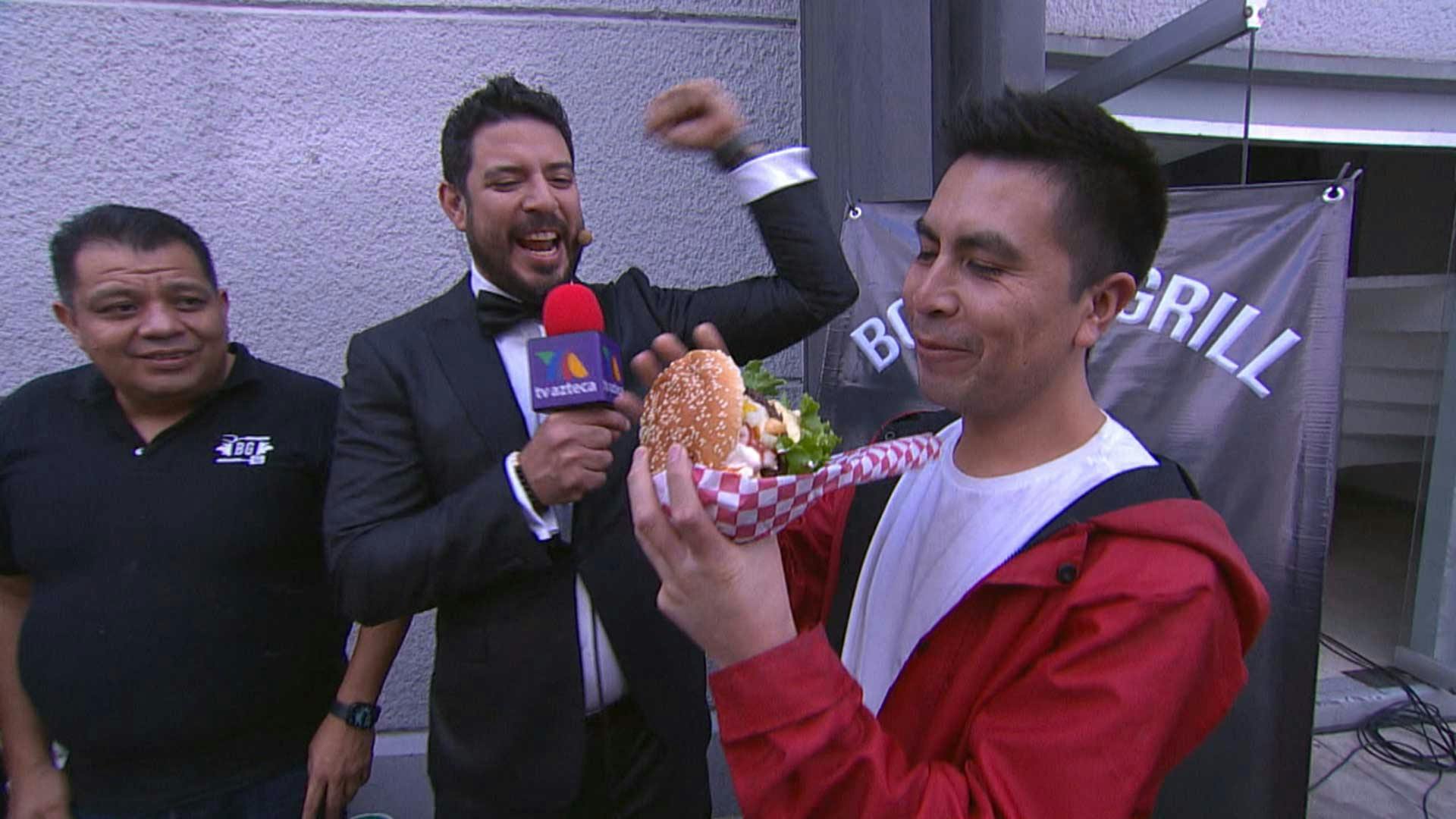 ¡Tremendo reto! Acabarse un hot dog con salchicha de 30 centímetros