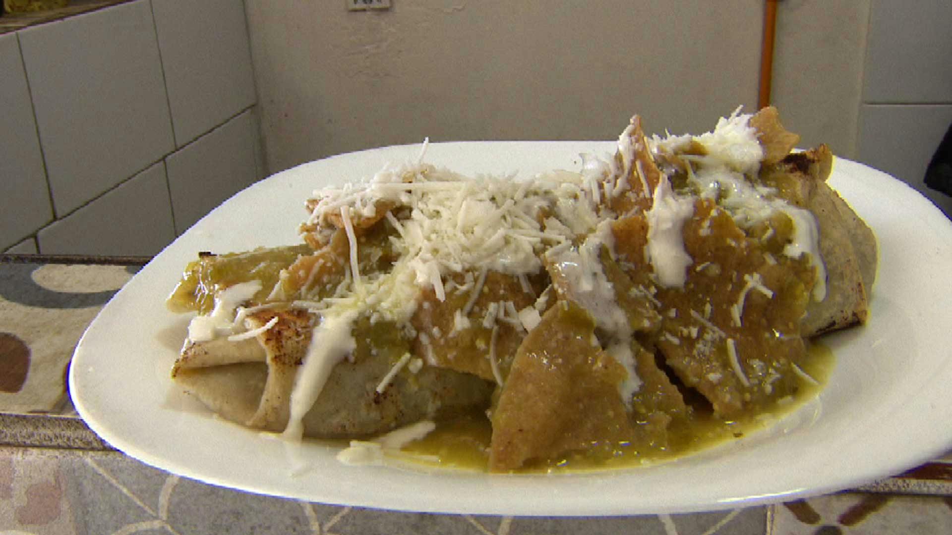 ¡Tienes que probar estos riquísimos burritos rellenos con chilaquiles!