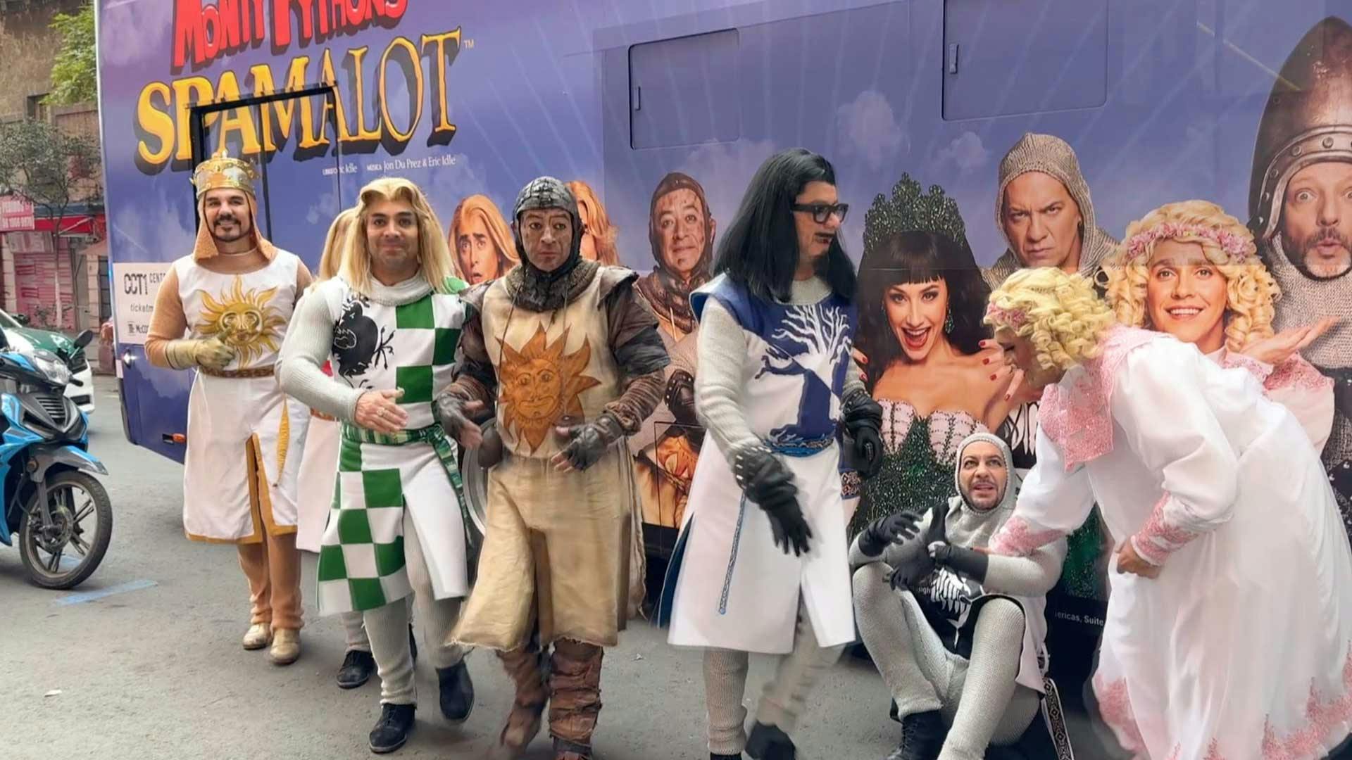 Spamalot se prensentó gratis en las calles de la Ciudad de México