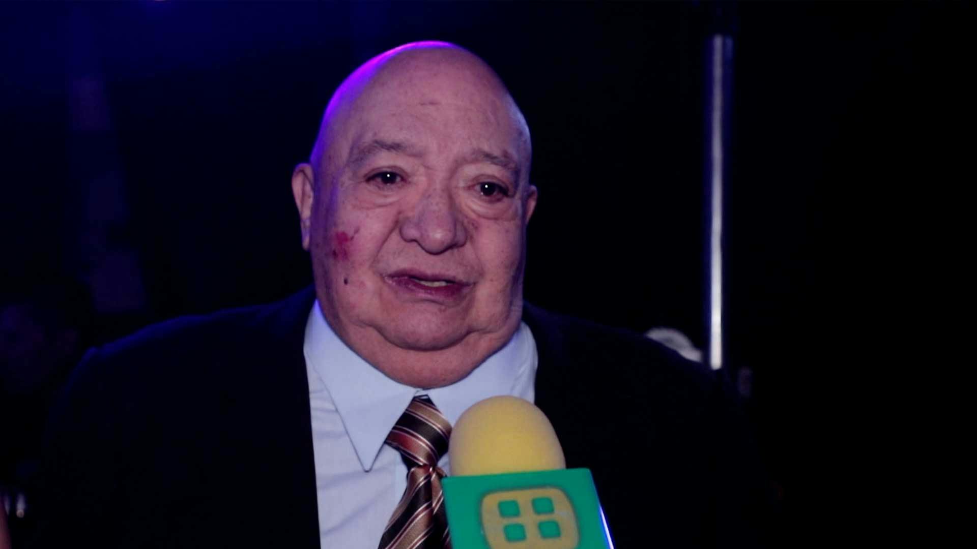 Luis de Alba rompe en llanto ante la fiesta sorpresa por sus 80 años