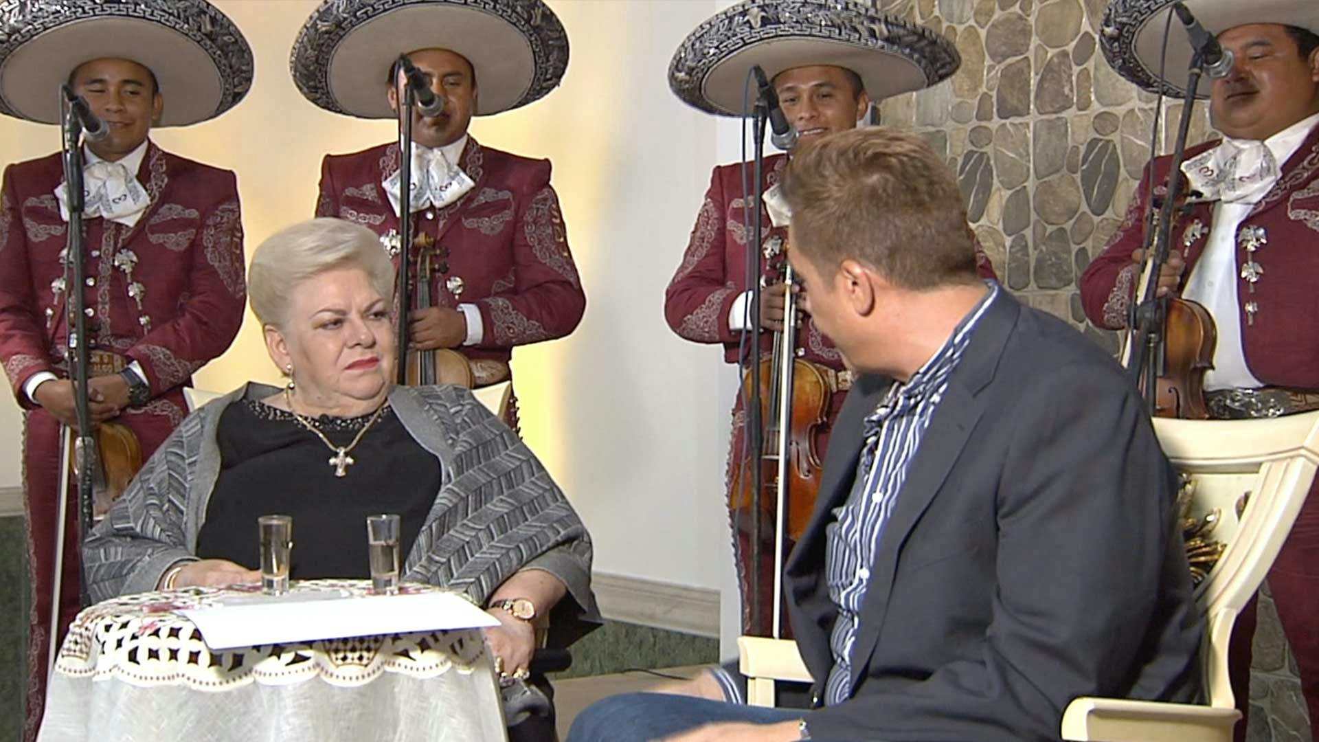 Recordamos cuando Daniel Bisogno le llevó flores a Paquita la del Barrio